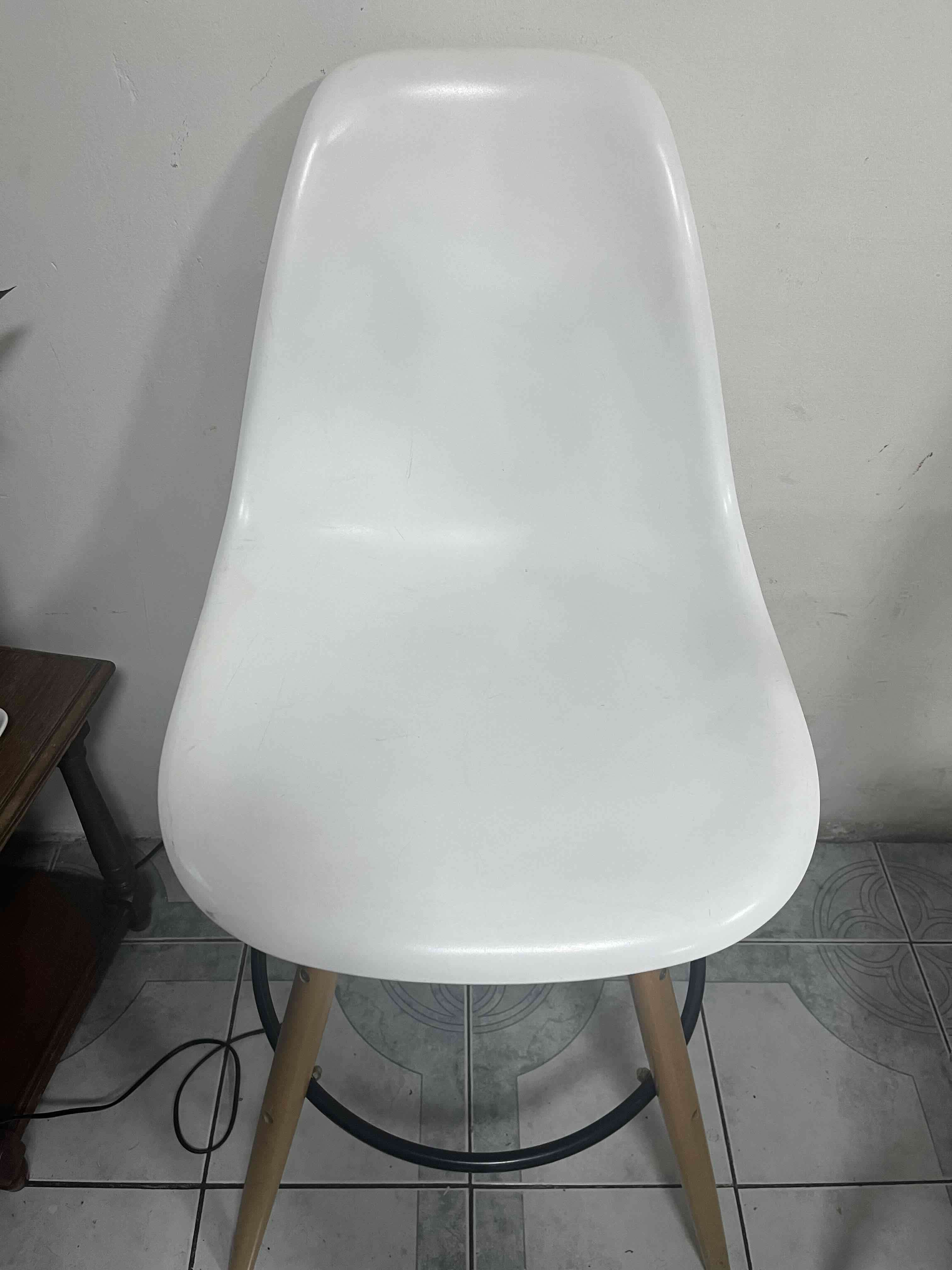 Silla moderna blanca con patas de madera - miniatura 3