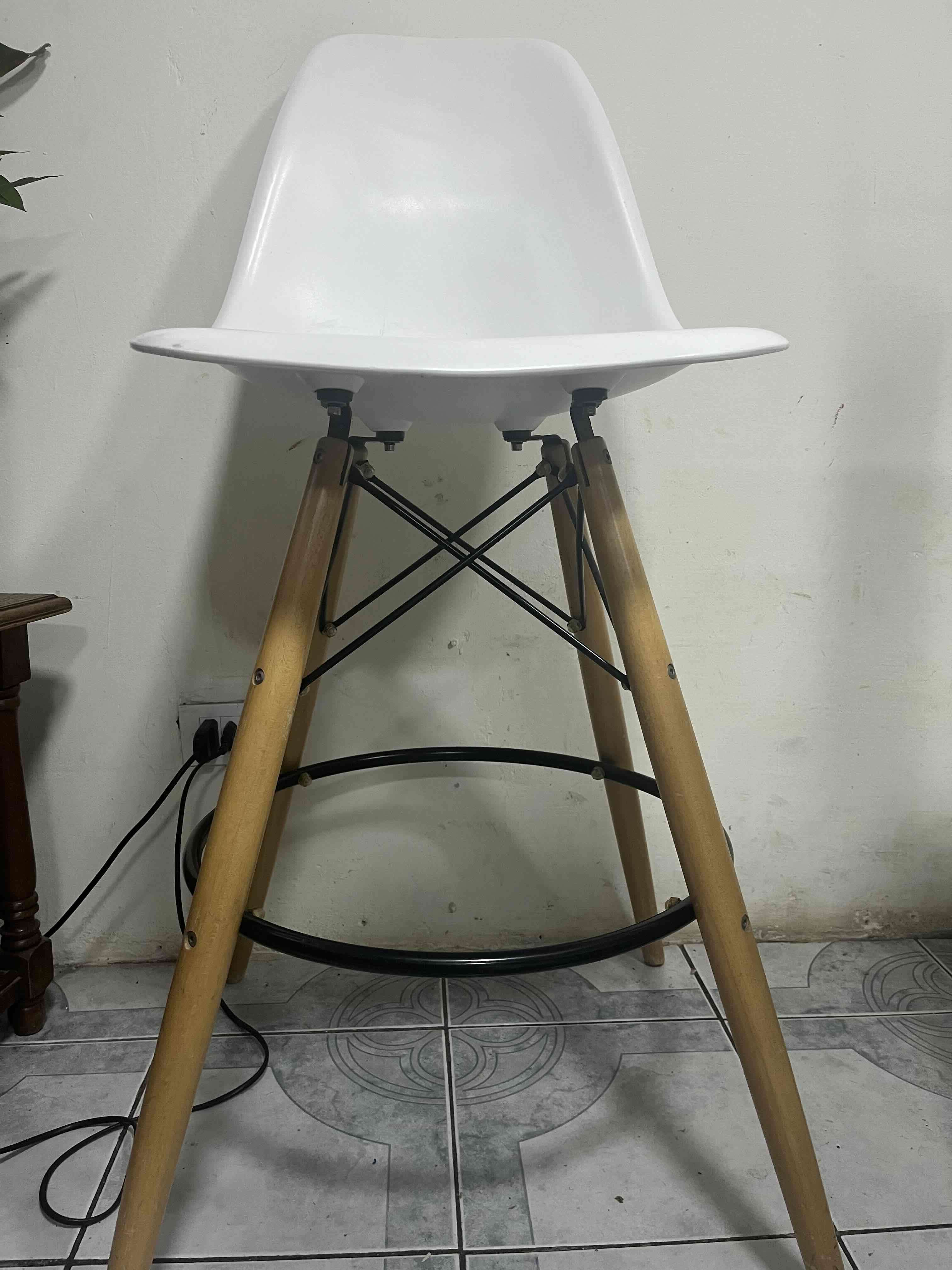 Silla moderna blanca con patas de madera - miniatura 4
