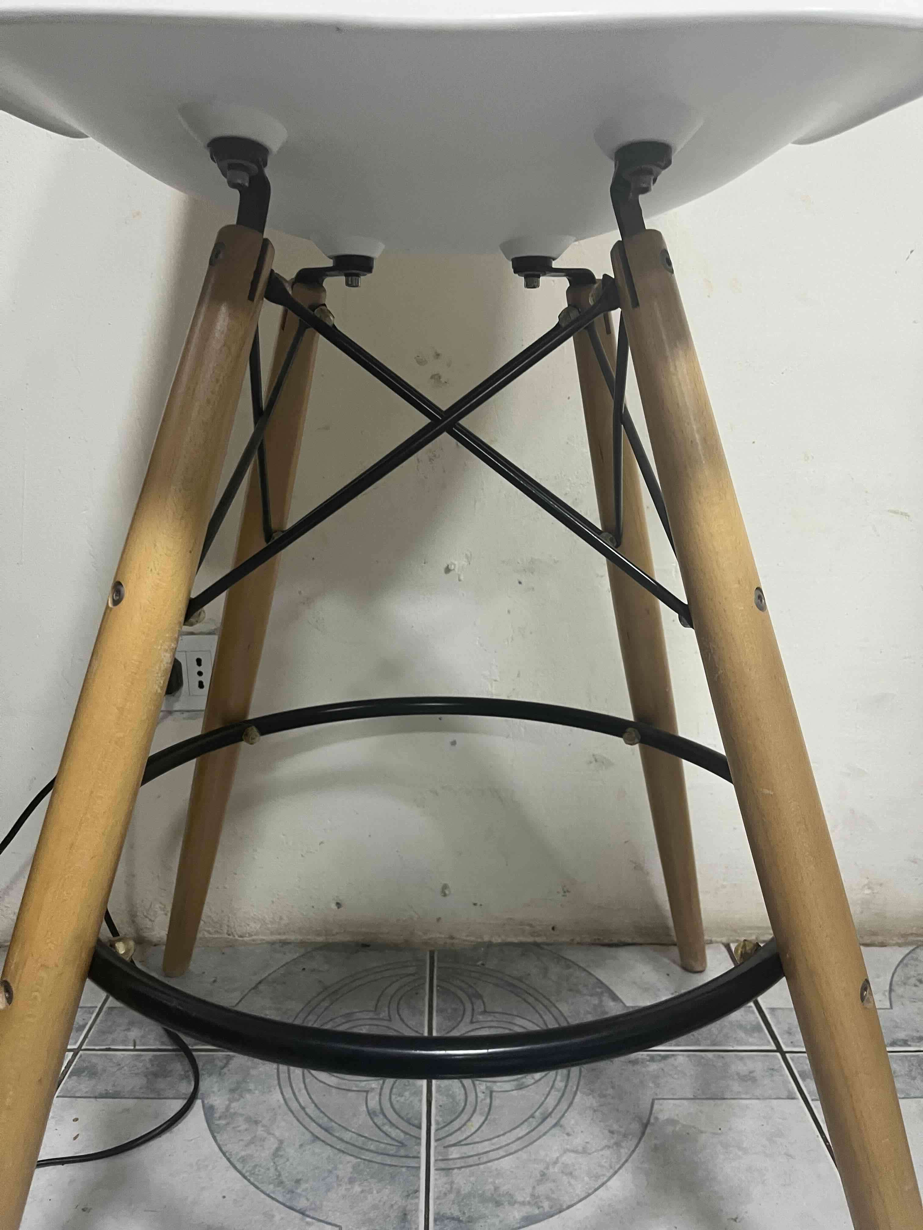 Silla moderna blanca con patas de madera - miniatura 5