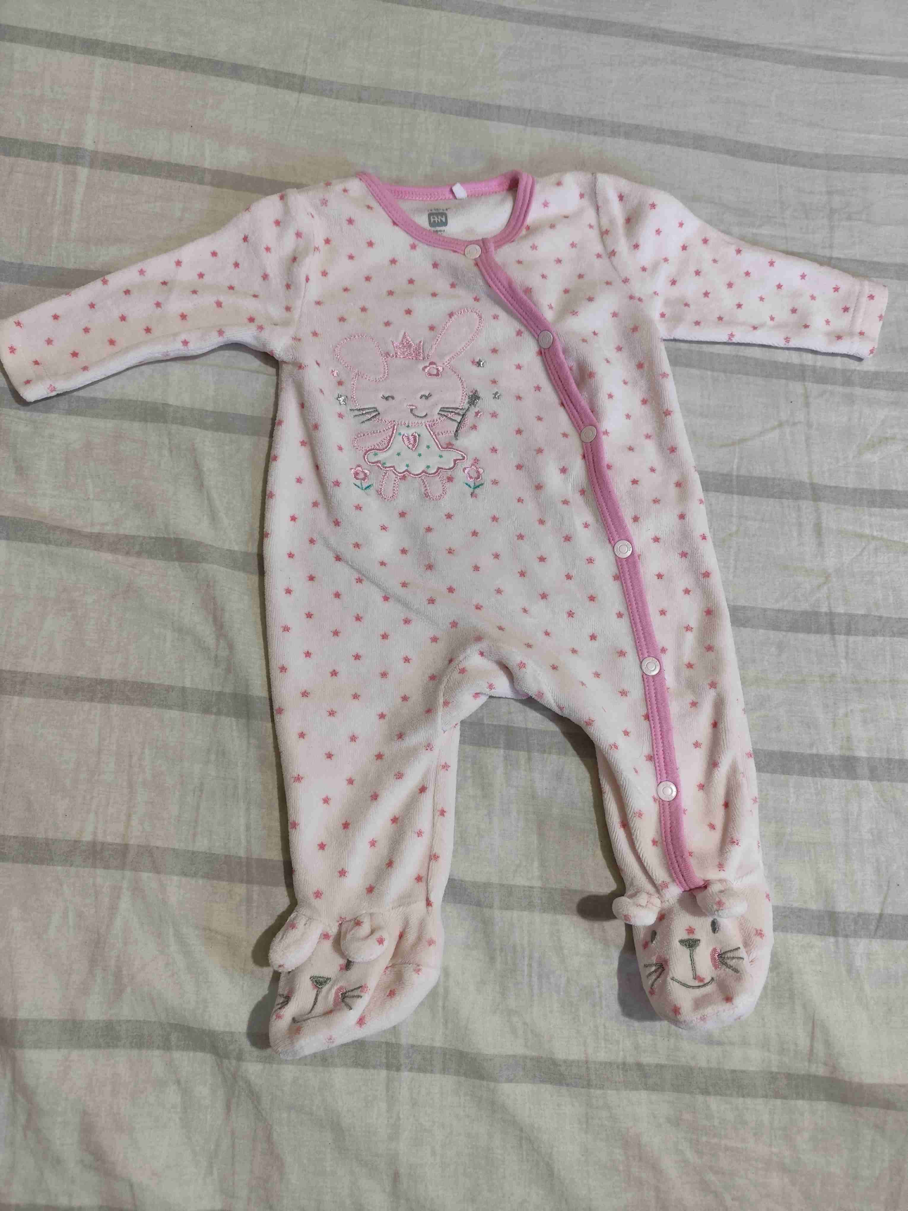 Pijama de bebé rosado con estrellas