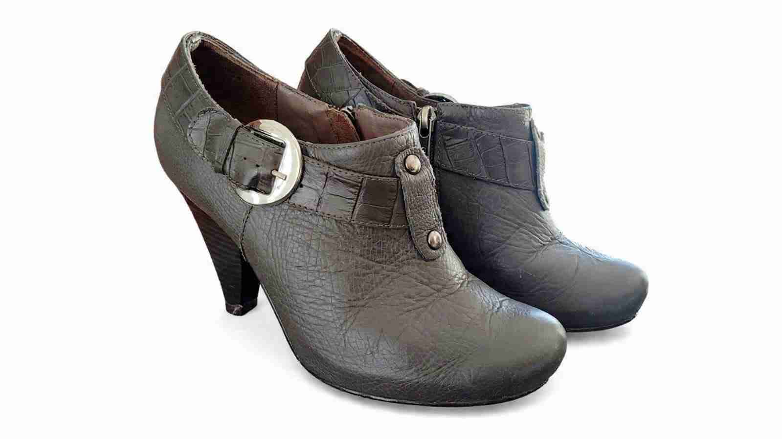 Botines de cuero con hebilla