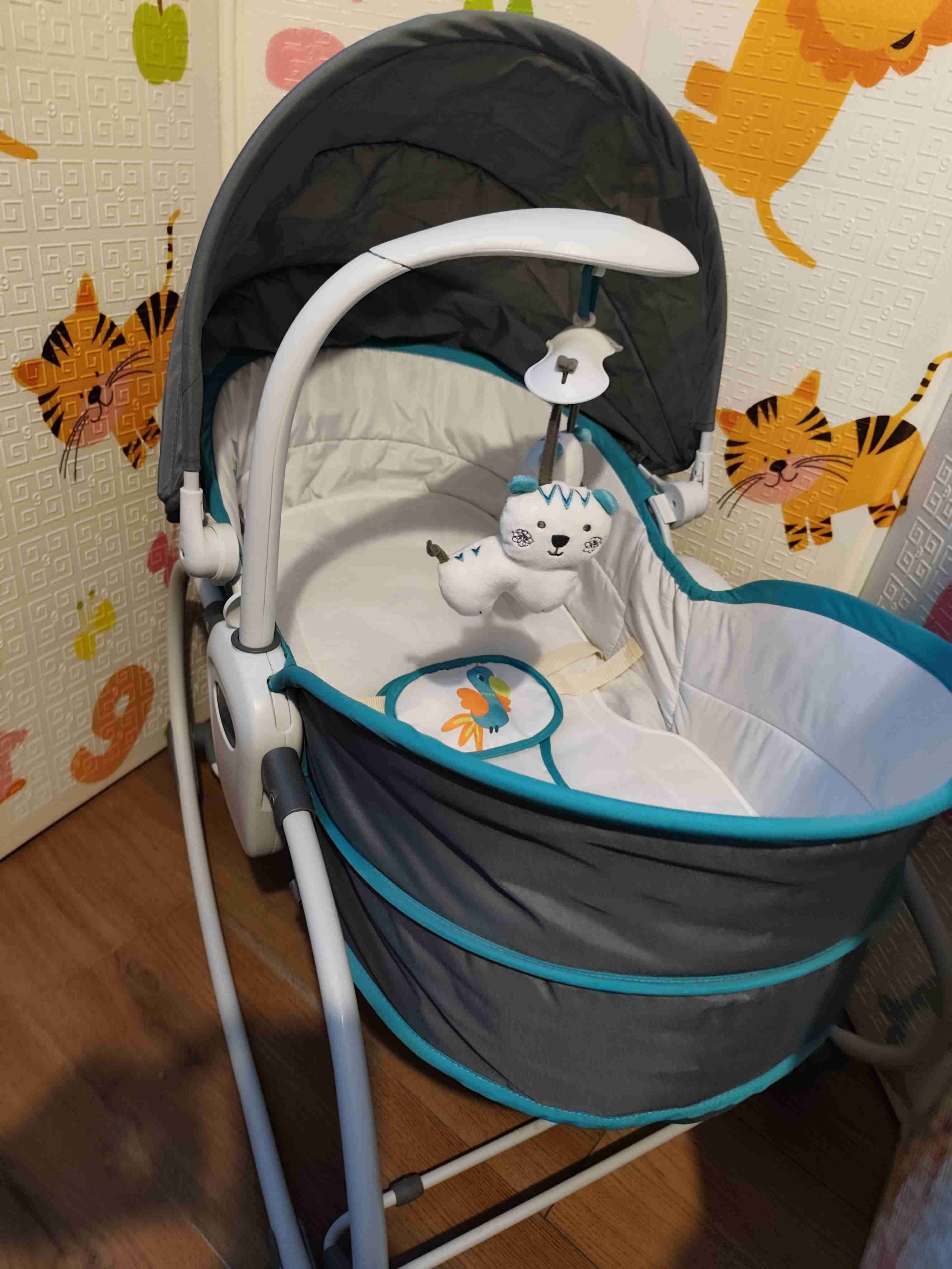 Cuna bebé con móvil colgante