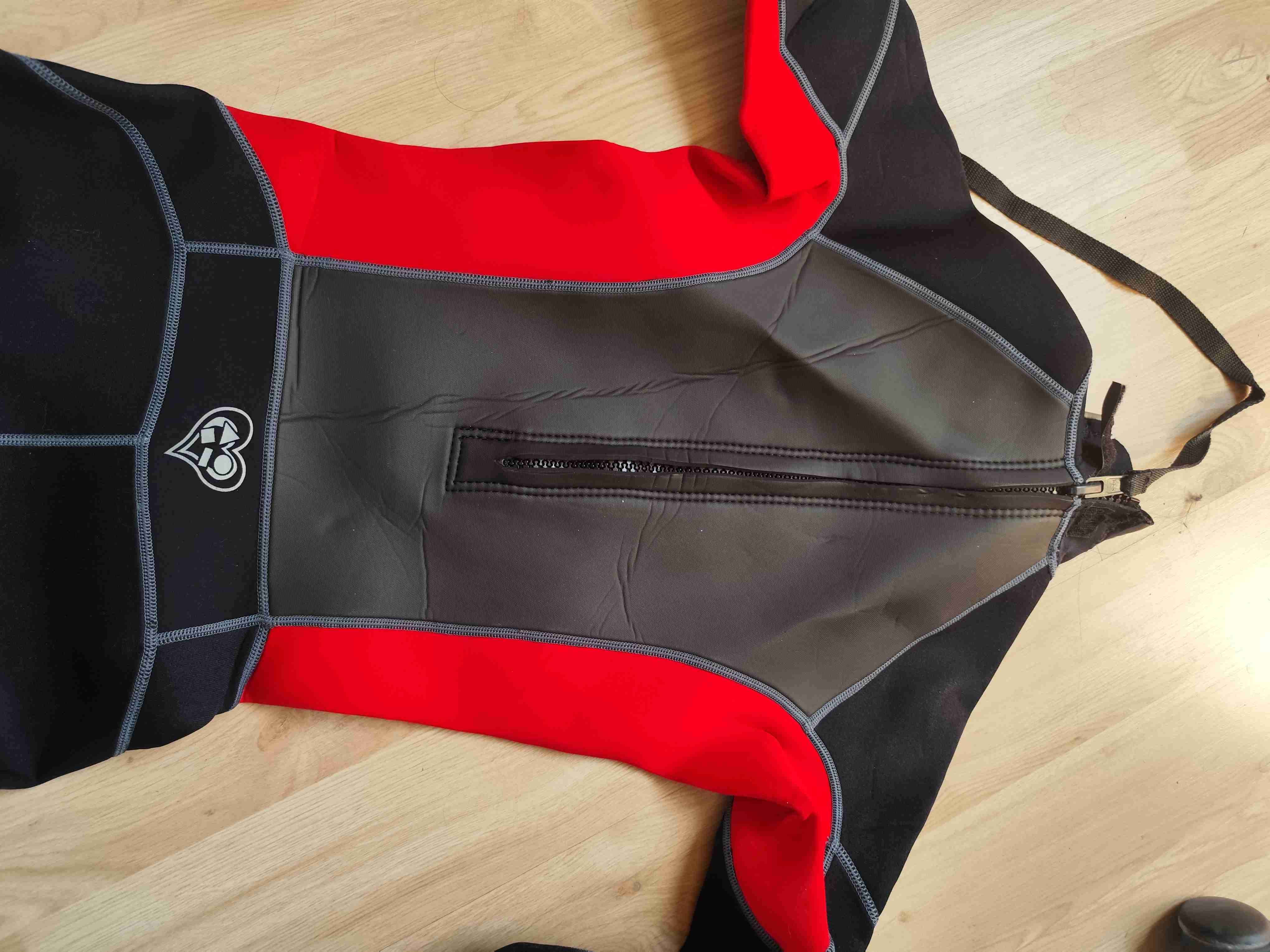 Traje de neopreno rojo y negro maui girl