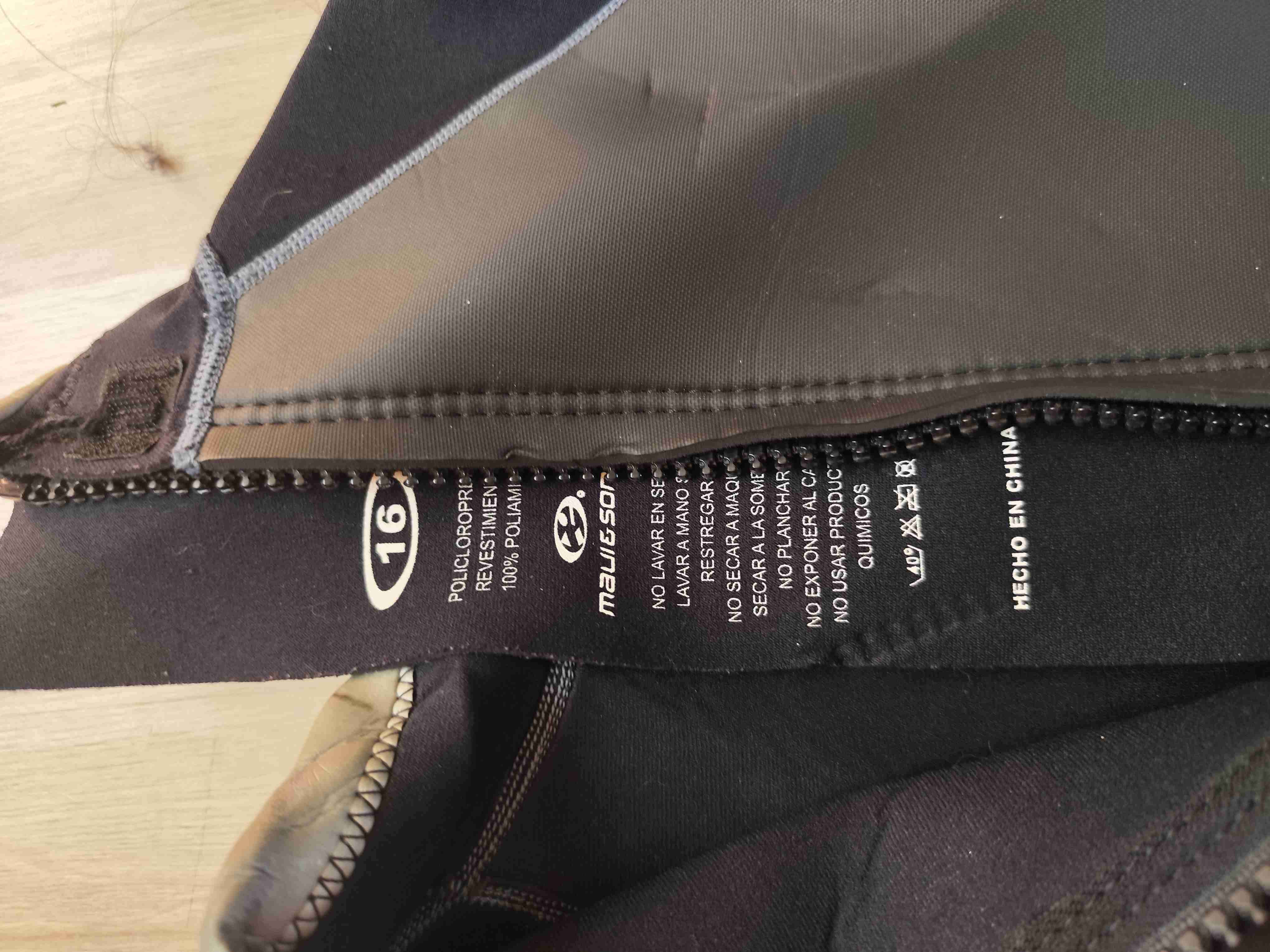 Traje de neopreno rojo y negro maui girl - 2