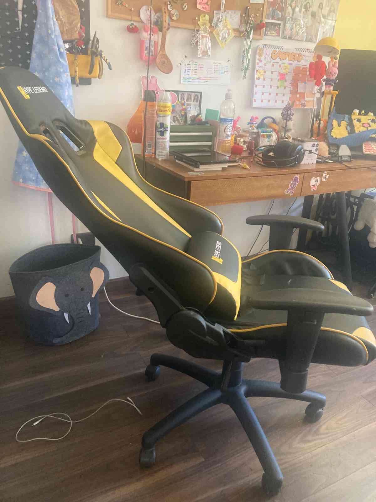 Silla gamer negra y amarilla