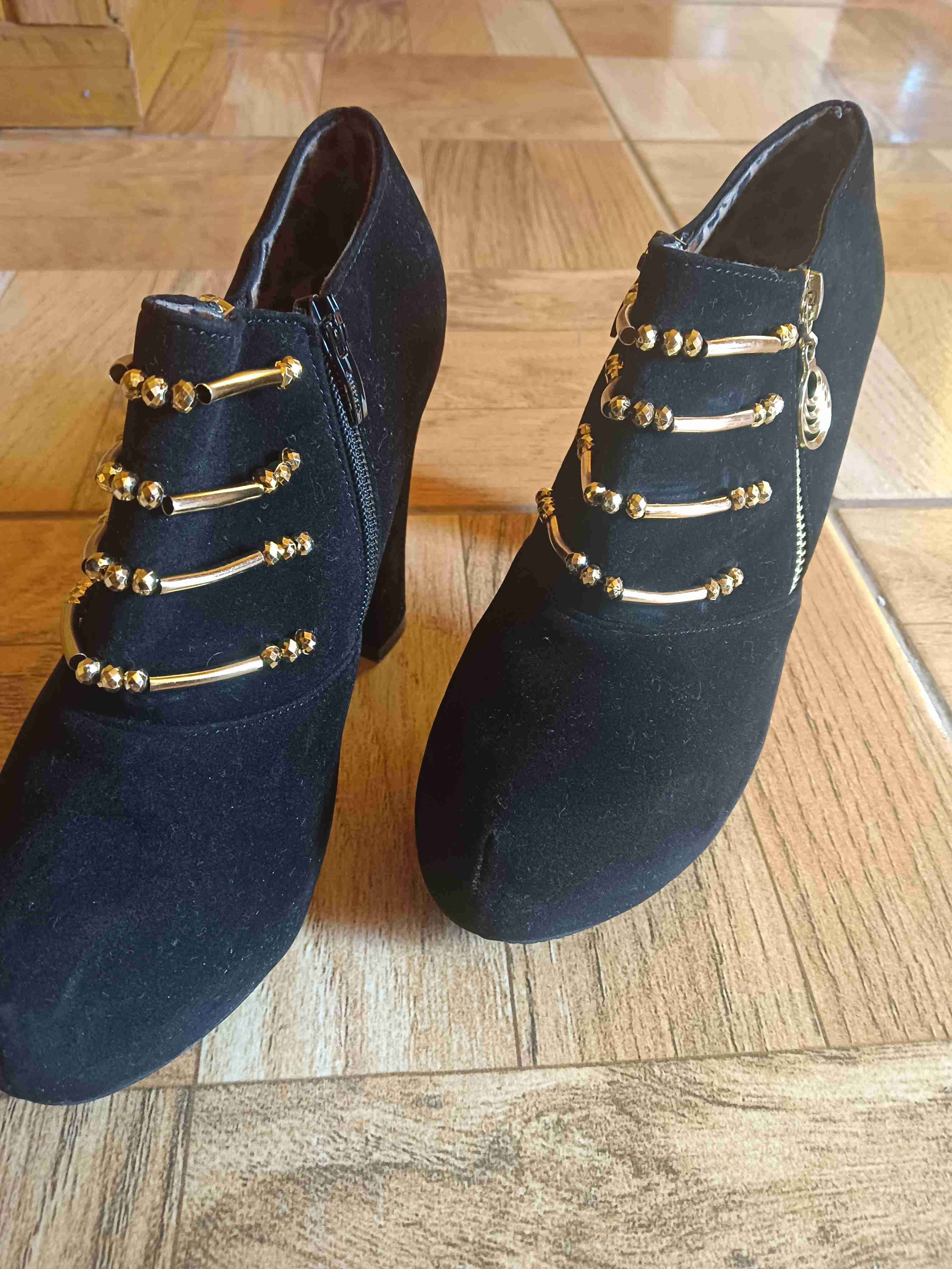 Botines negros con adornos dorados