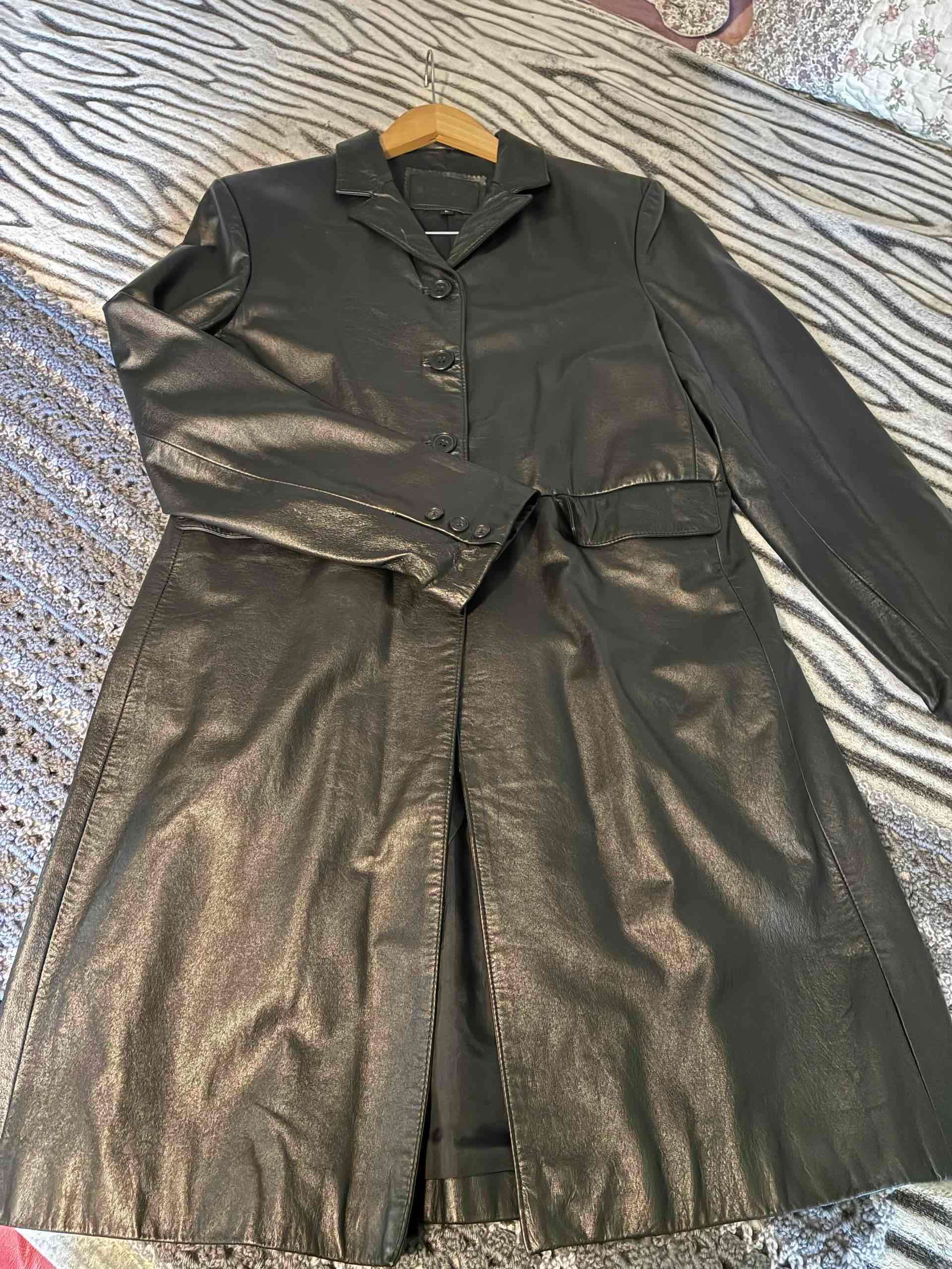 Abrigo negro de cuero - miniatura 2