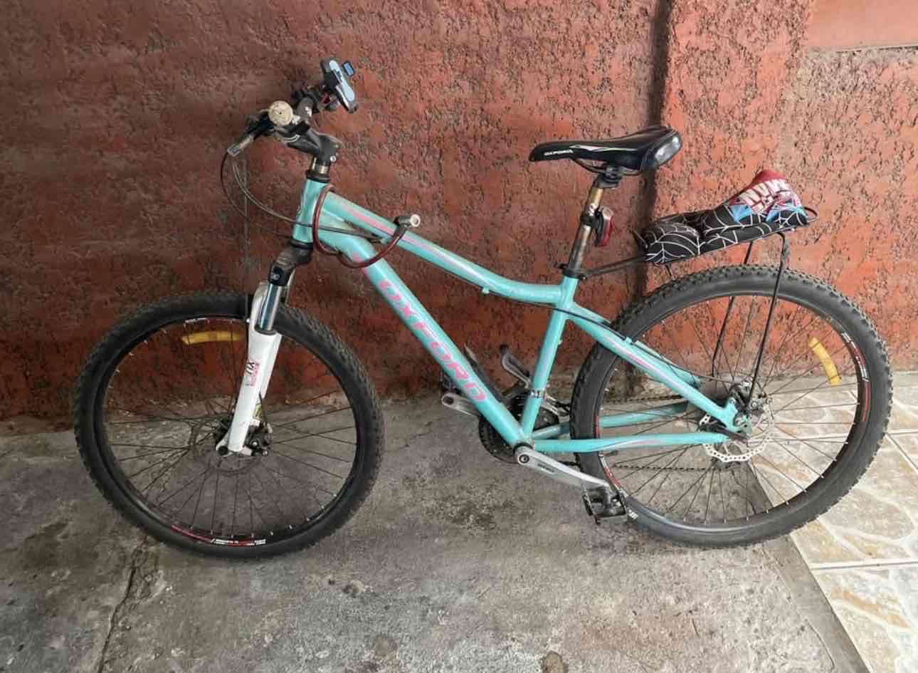 Bicicleta montaña azul resistente