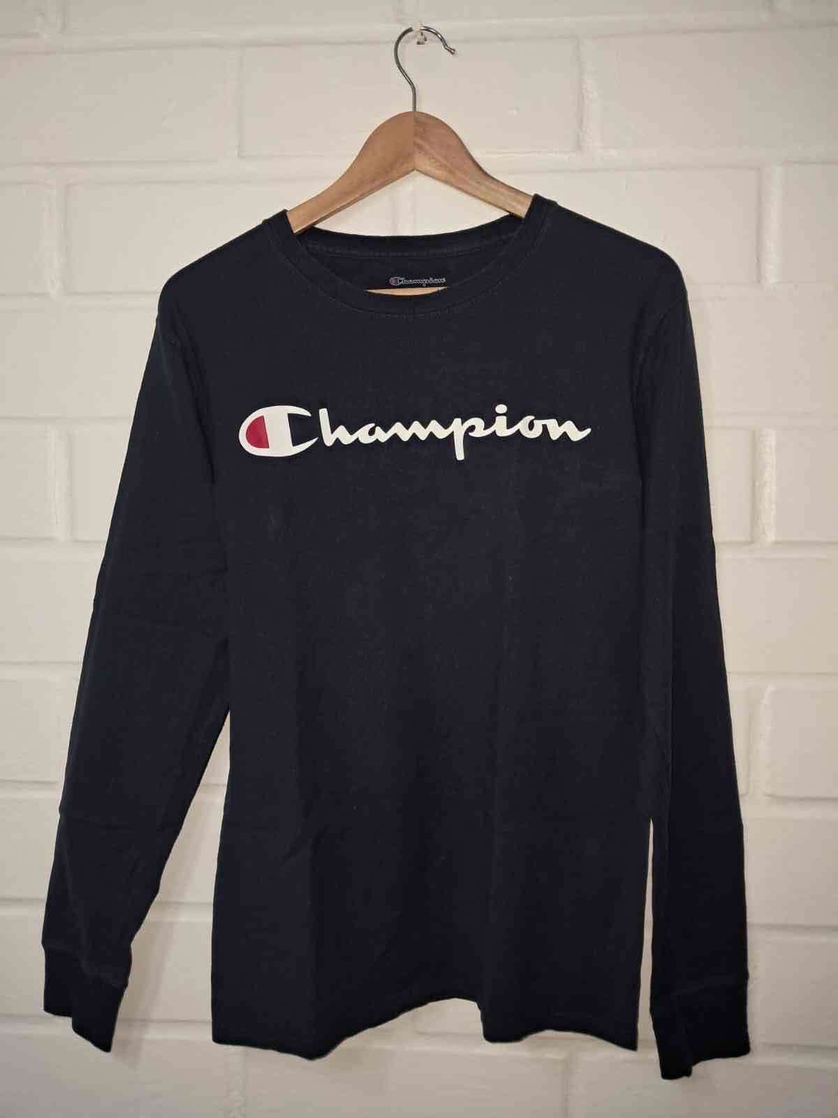 Polera negra Champion manga larga