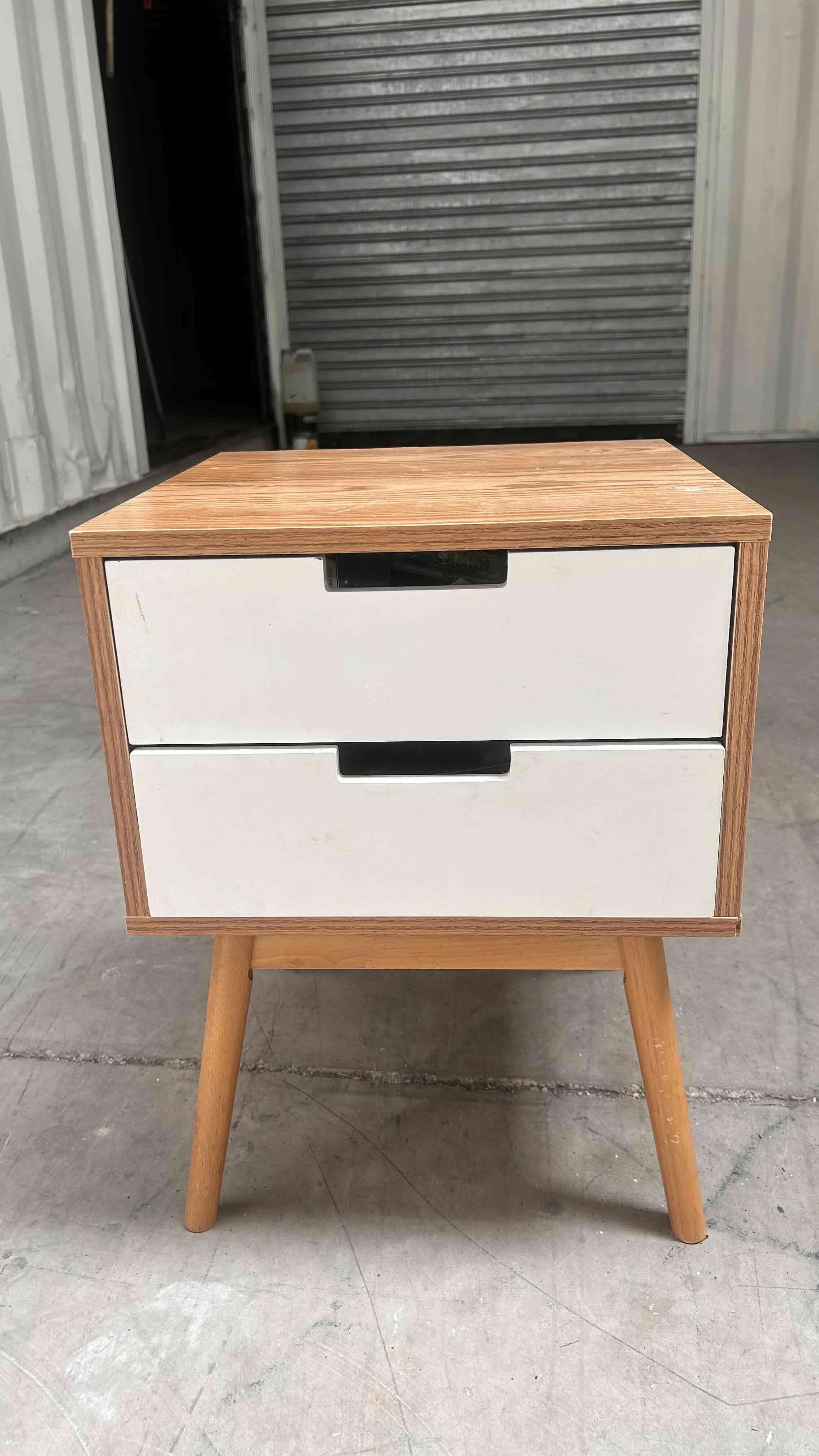 Velador de madera con cajones