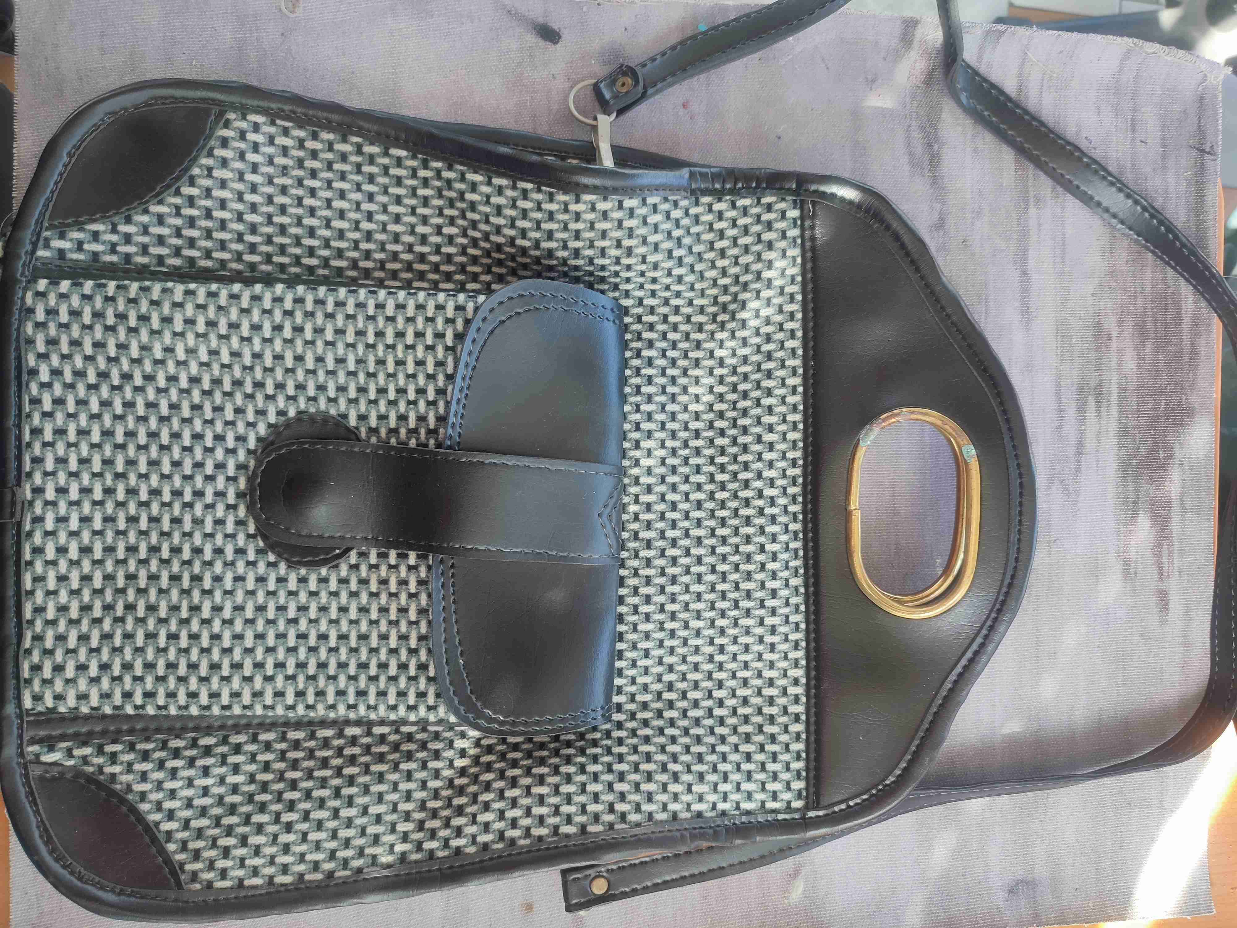 Bolso de hombro tejido y cuero