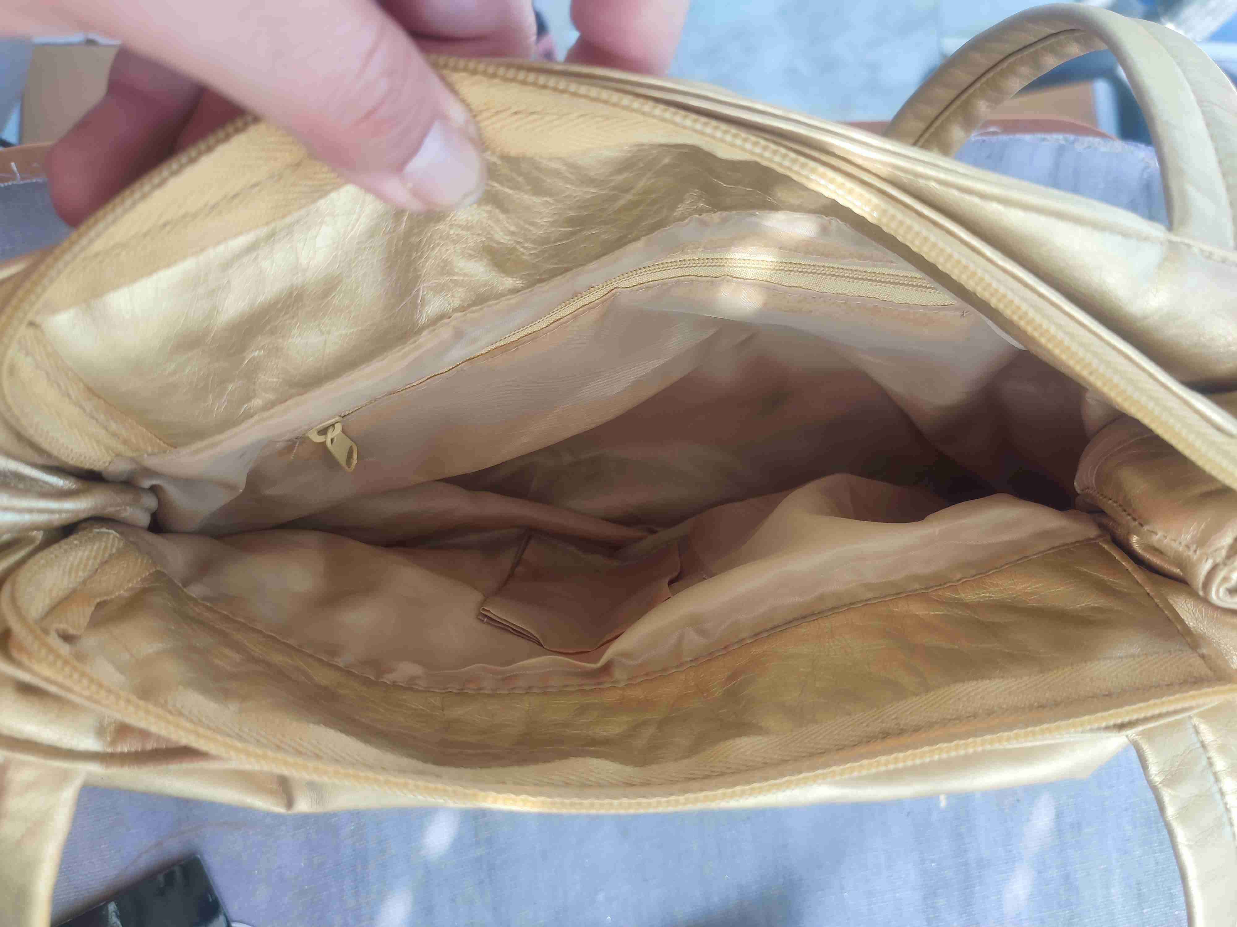 Cartera dorada con tachas - miniatura 2