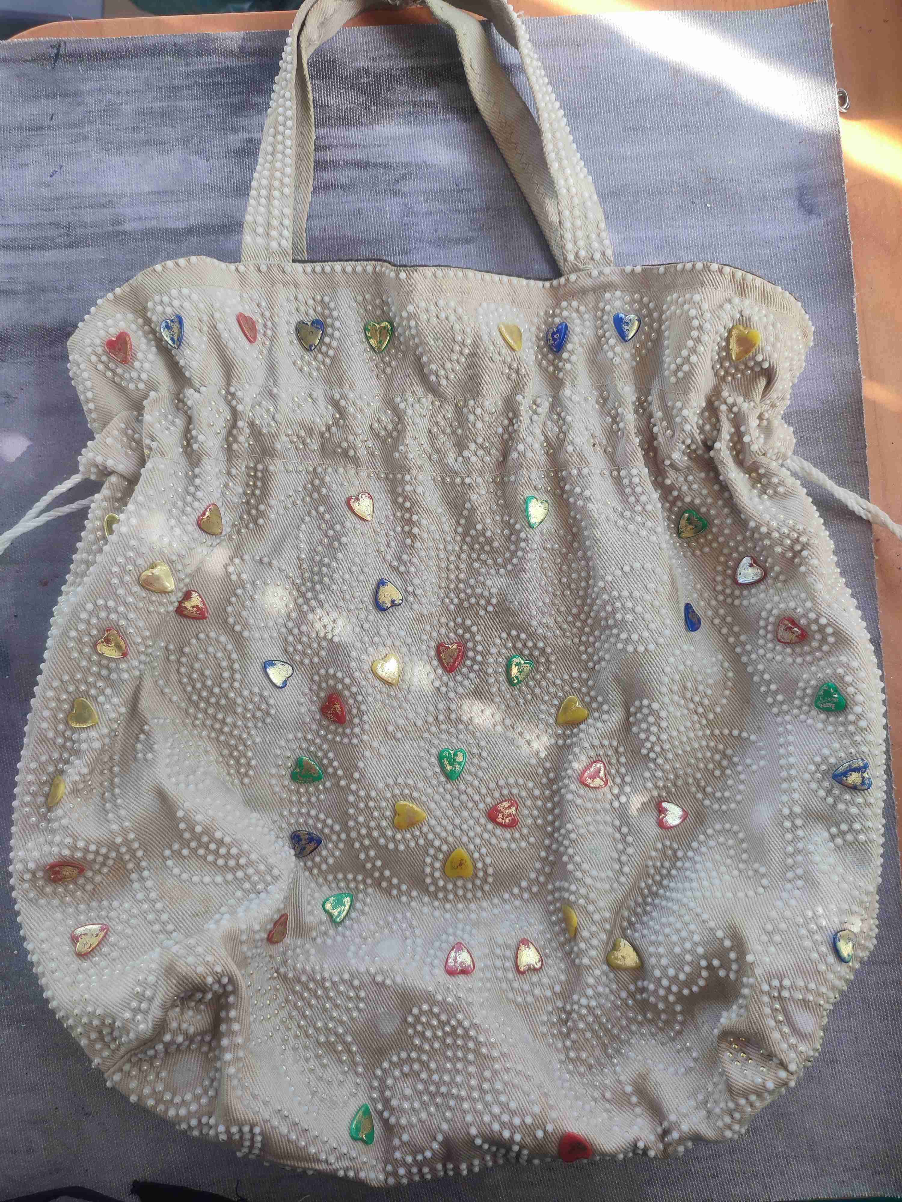 Bolso beige con apliques coloridos