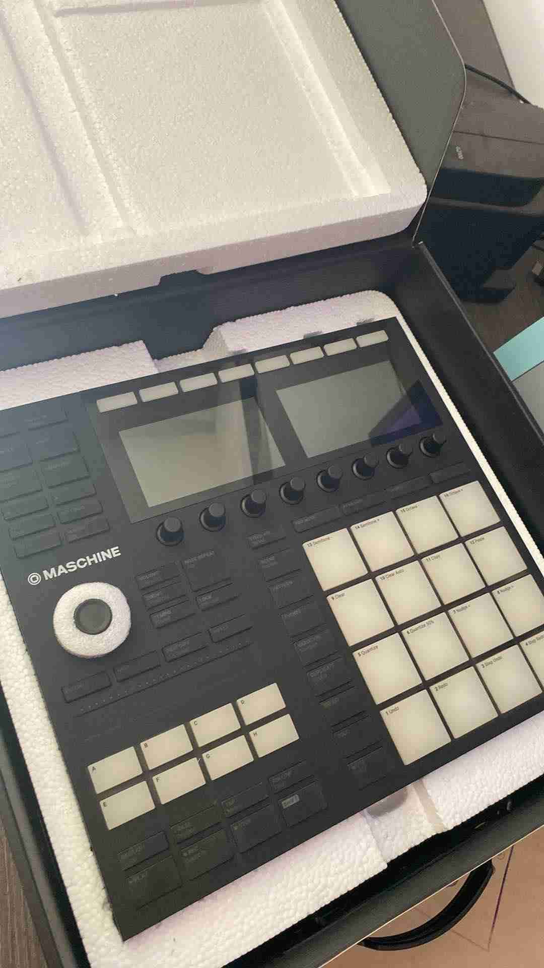 Controlador Maschine producción musical - 3