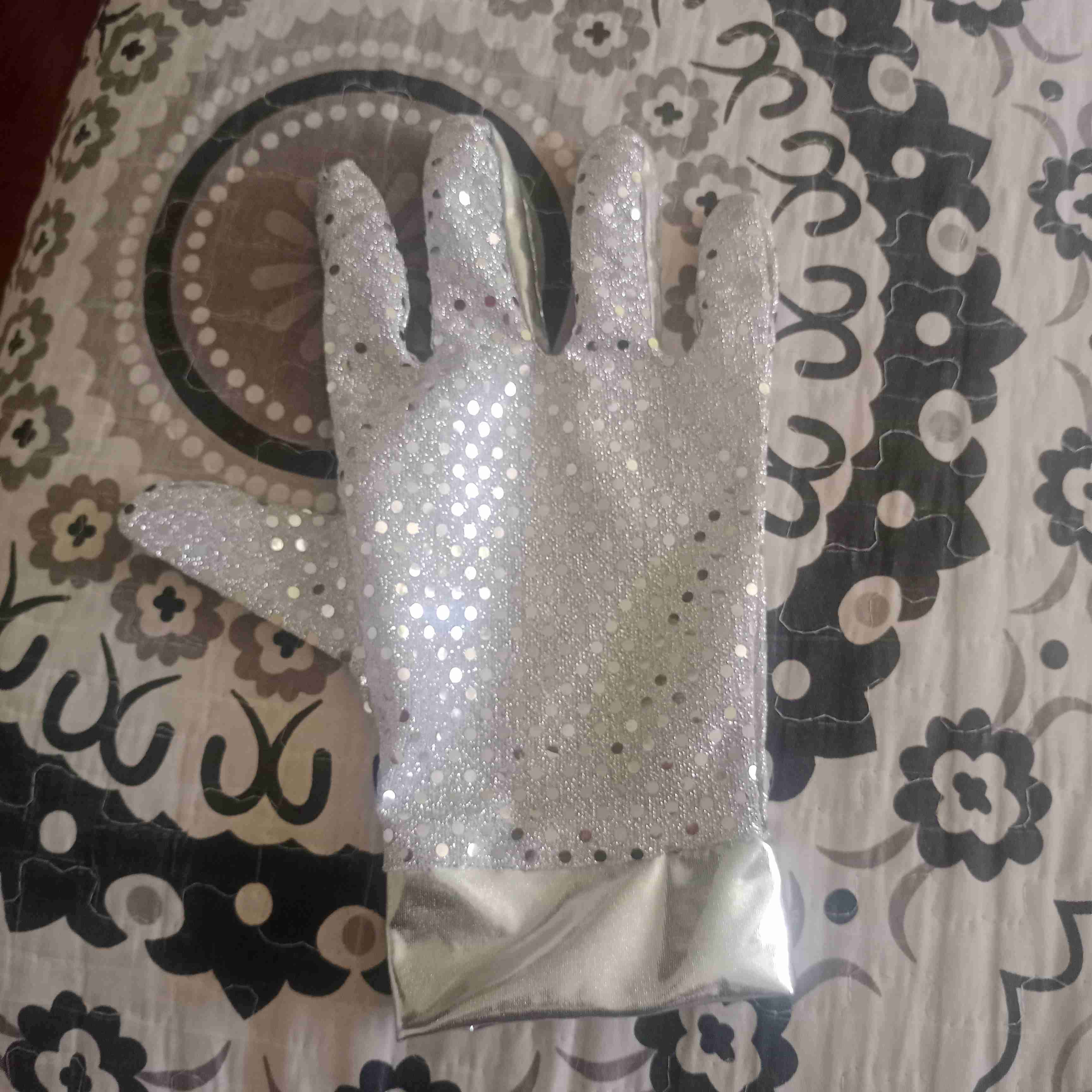 Se vende dvd y guante de disfraz - miniatura 2