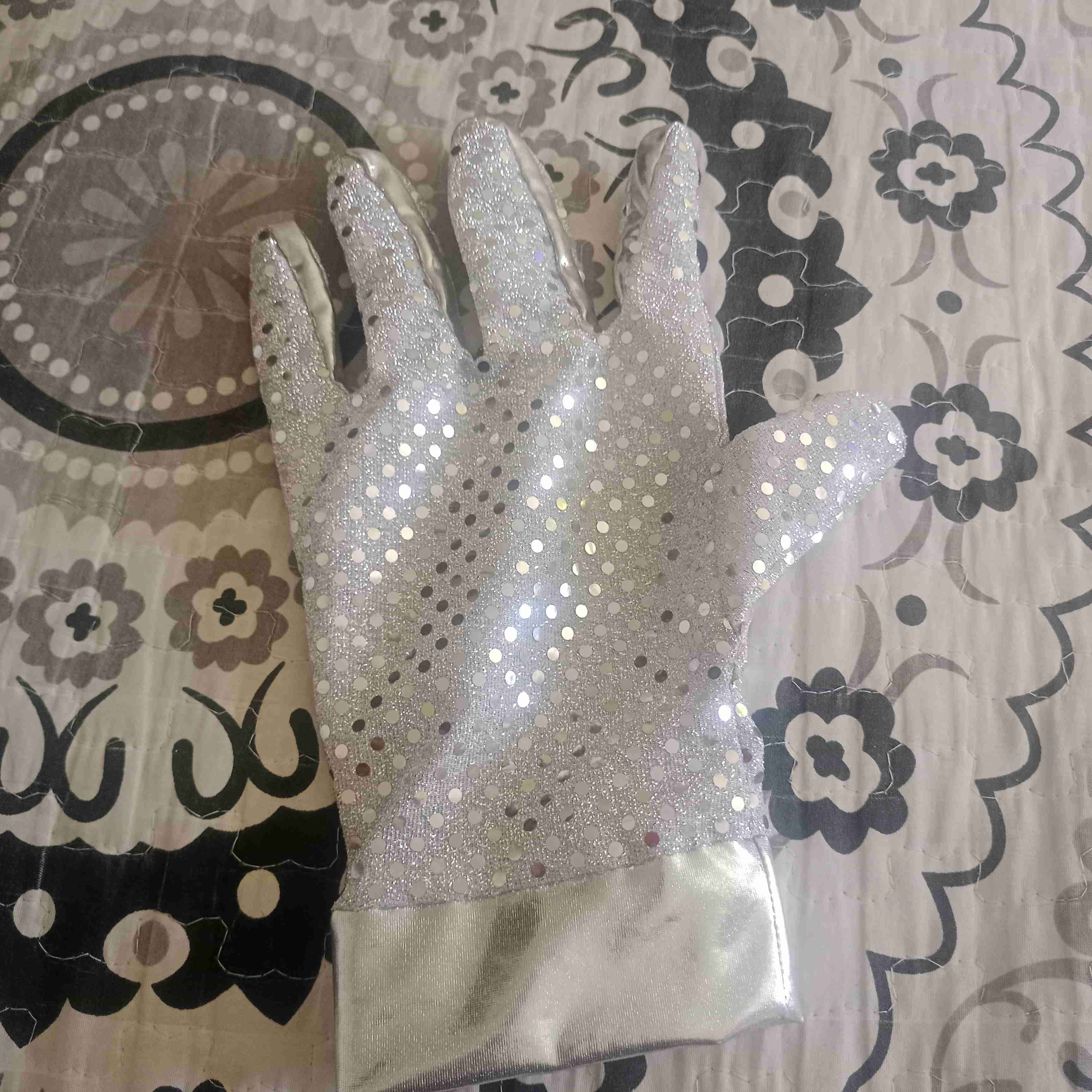 Se vende dvd y guante de disfraz - miniatura 3