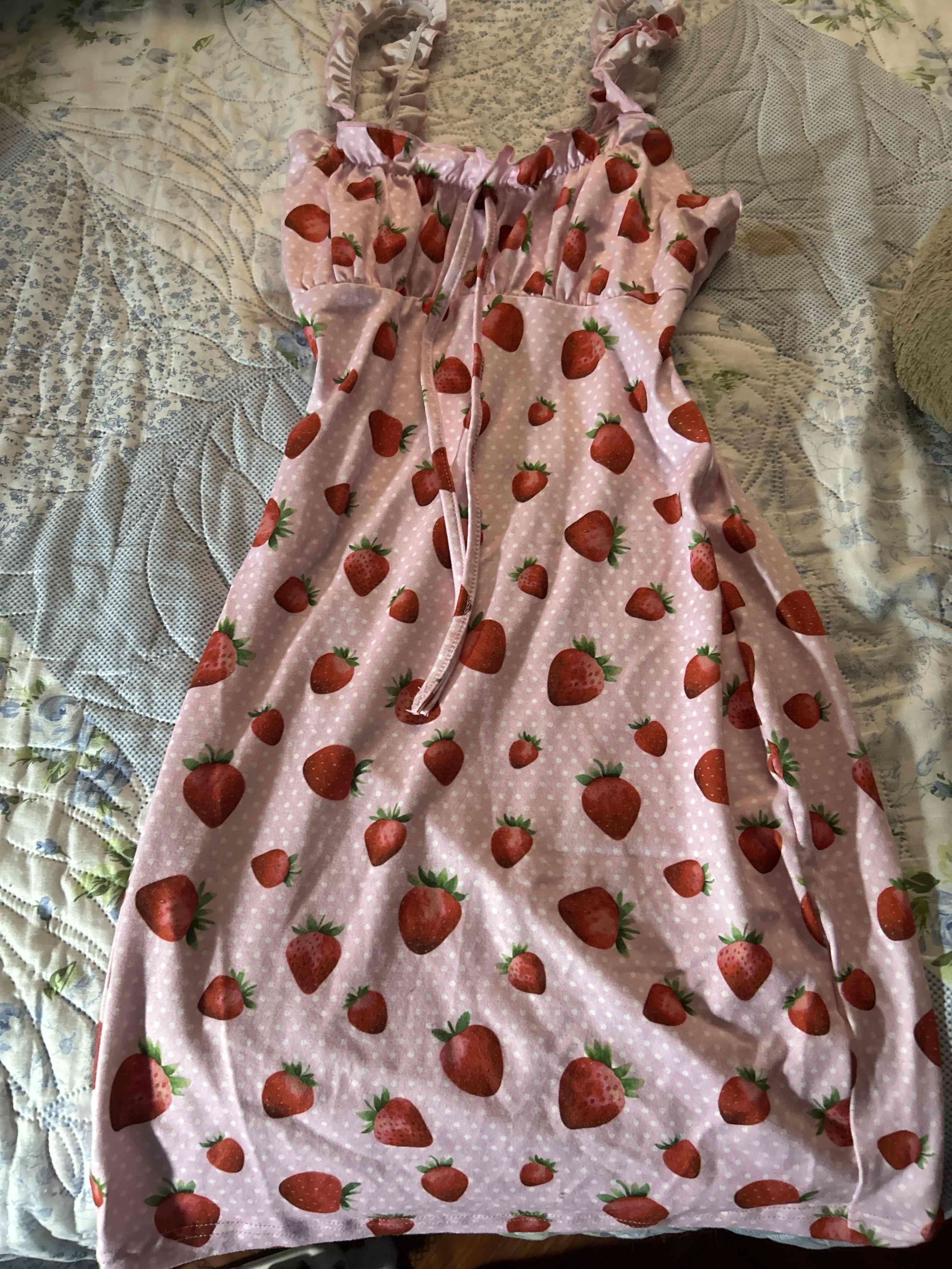 Vestido rosa con estampado de frutillas