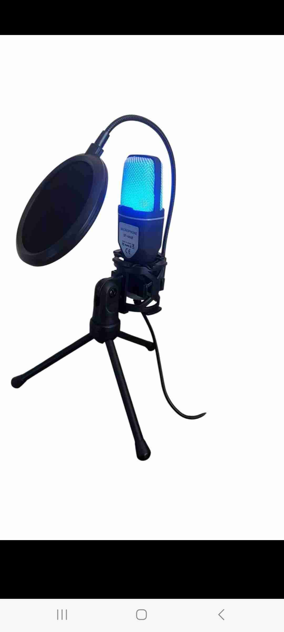 Micrófono con soporte y filtro