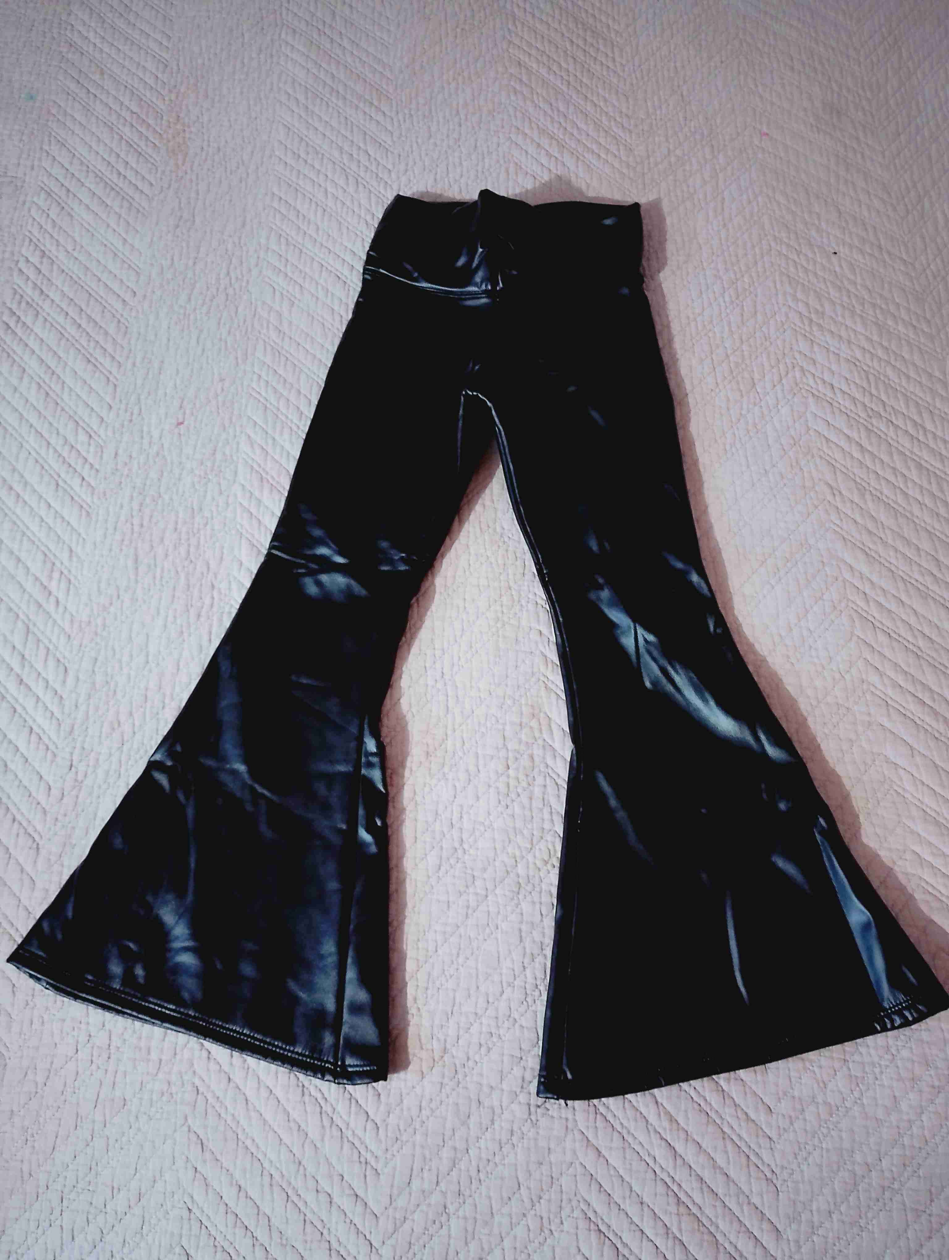 Pantalones acampanados de cuero sintético