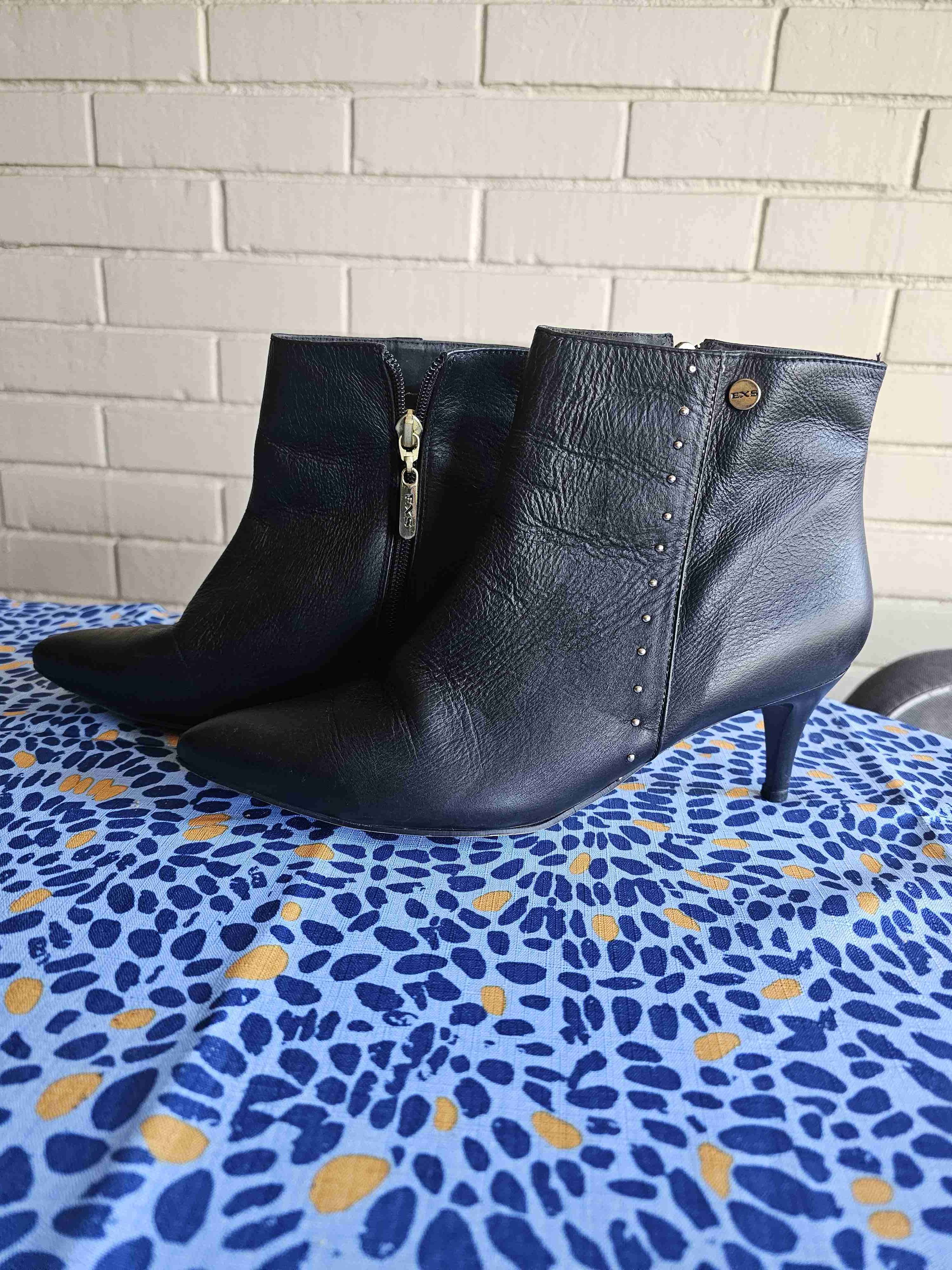 Botines negros de cuerina con taco