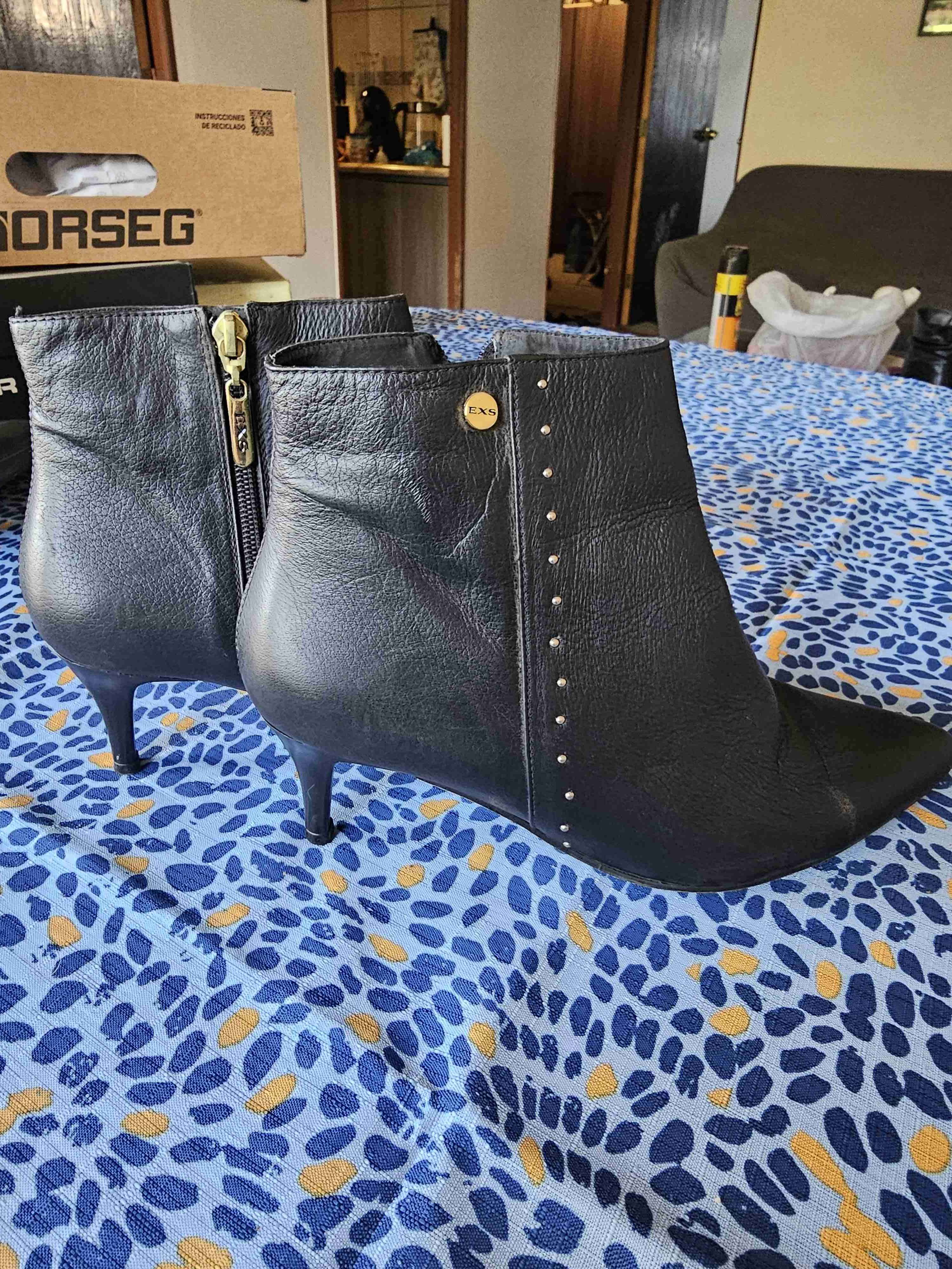 Botines negros de cuerina con taco - miniatura 2