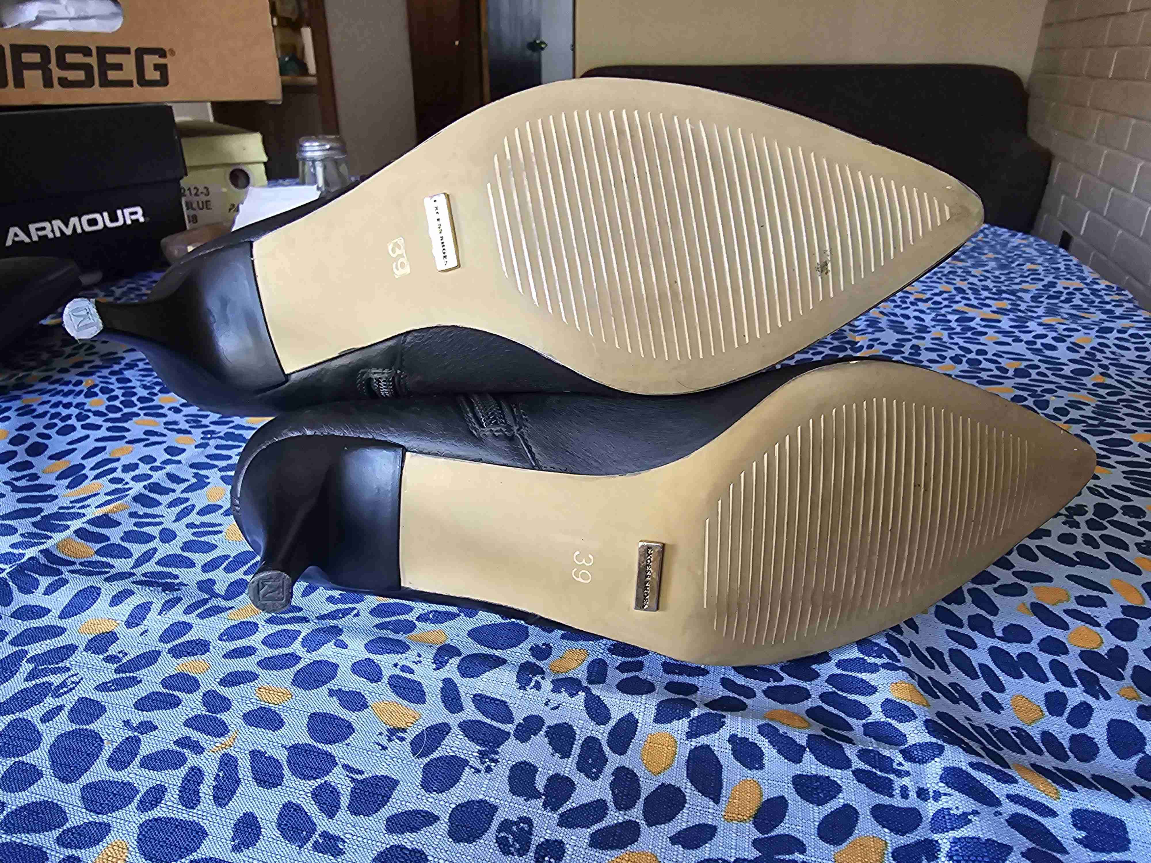 Botines negros de cuerina con taco - miniatura 3