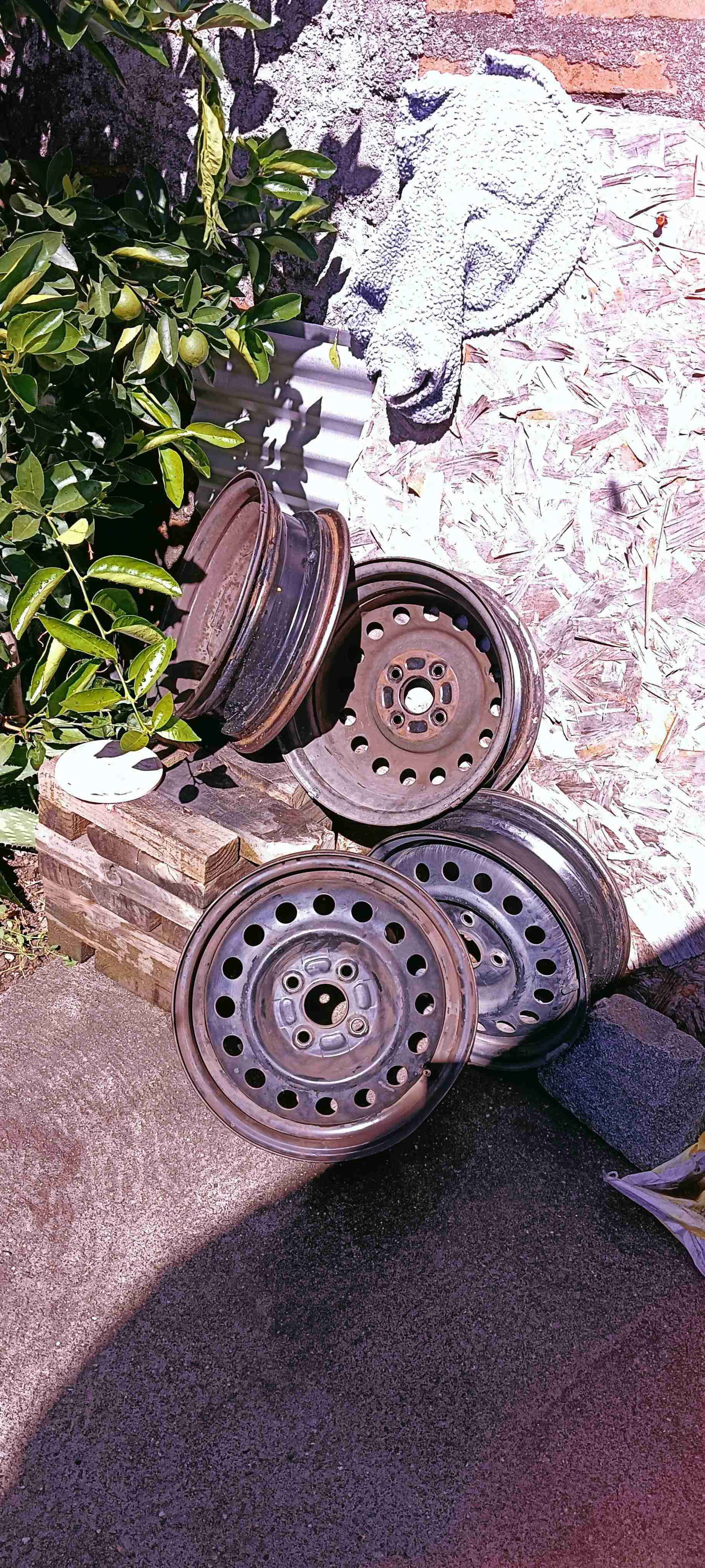 Llanta de acero aro 14 4x100 usada para auto - miniatura 3