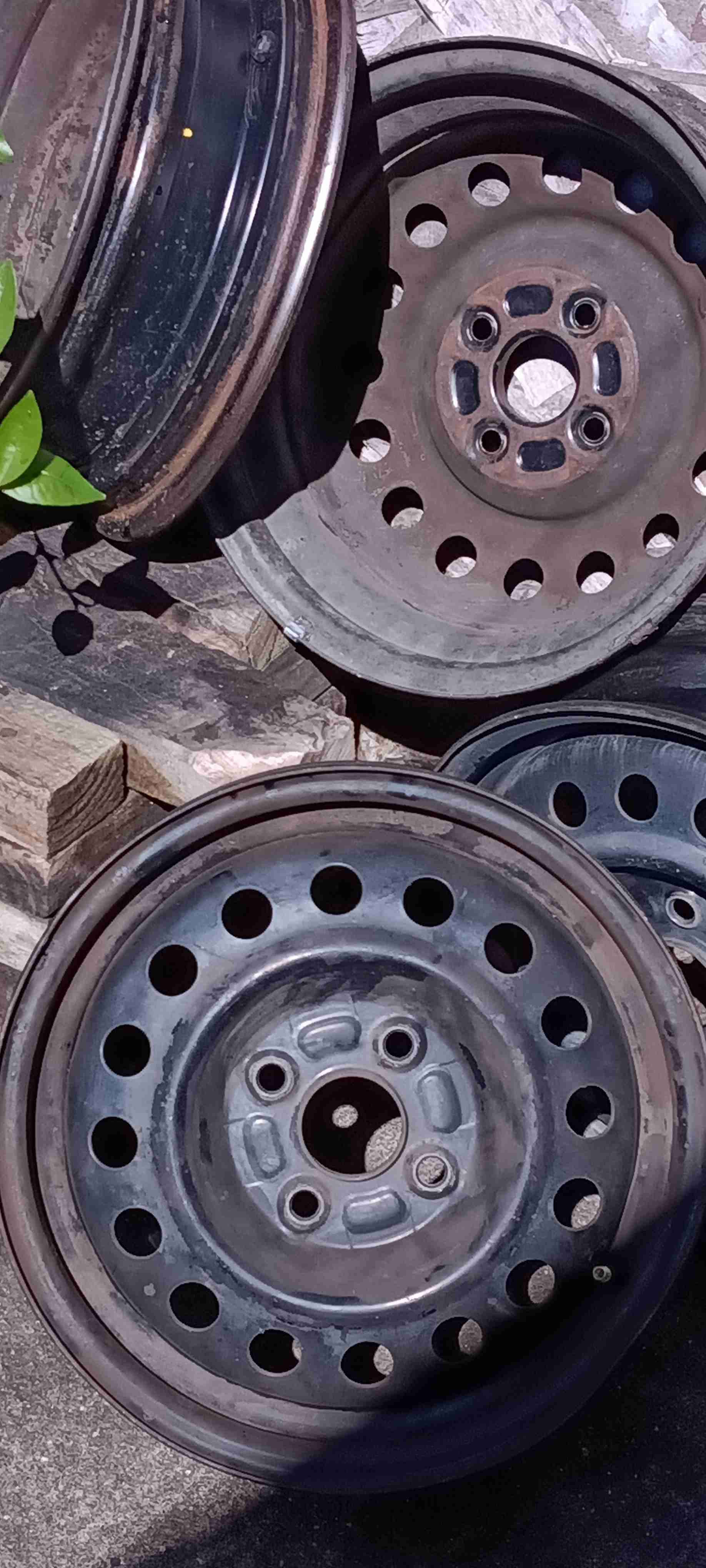 Llanta de acero aro 14 4x100 usada para auto - miniatura 6