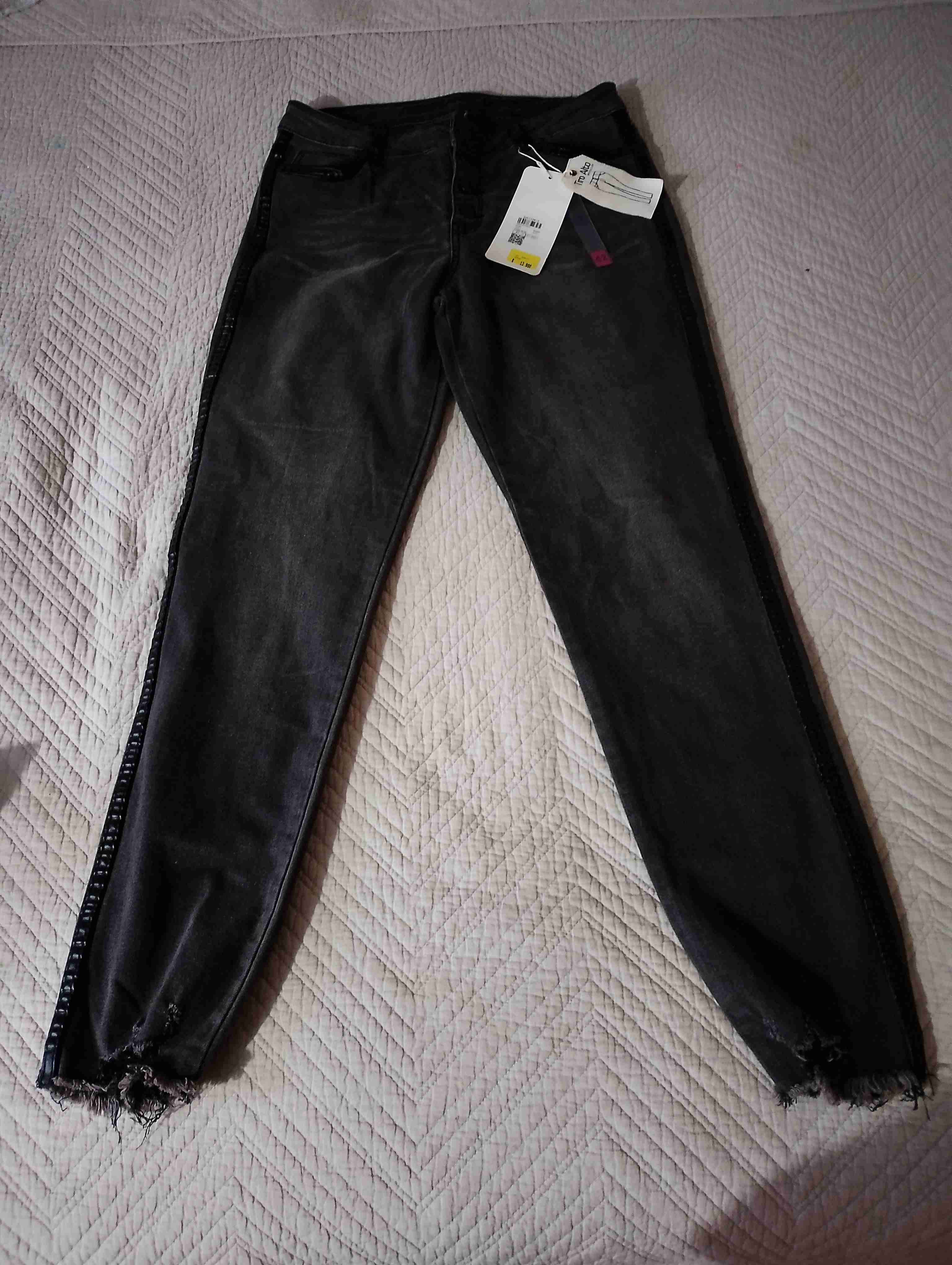 Jeans negros con etiqueta
