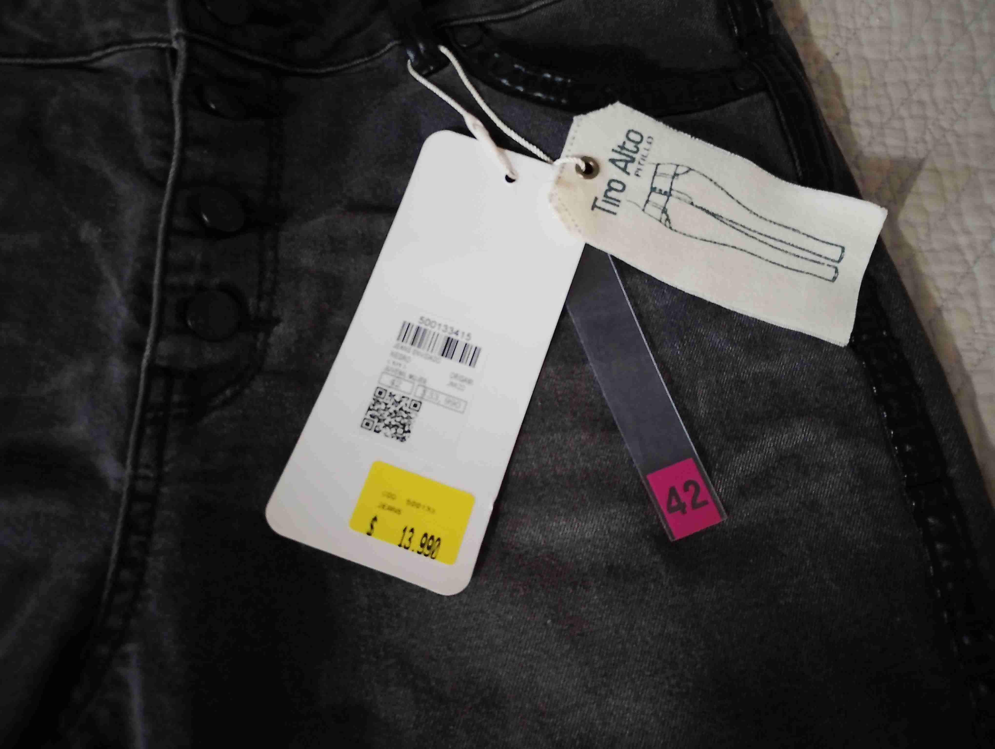 Jeans negros con etiqueta - miniatura 2