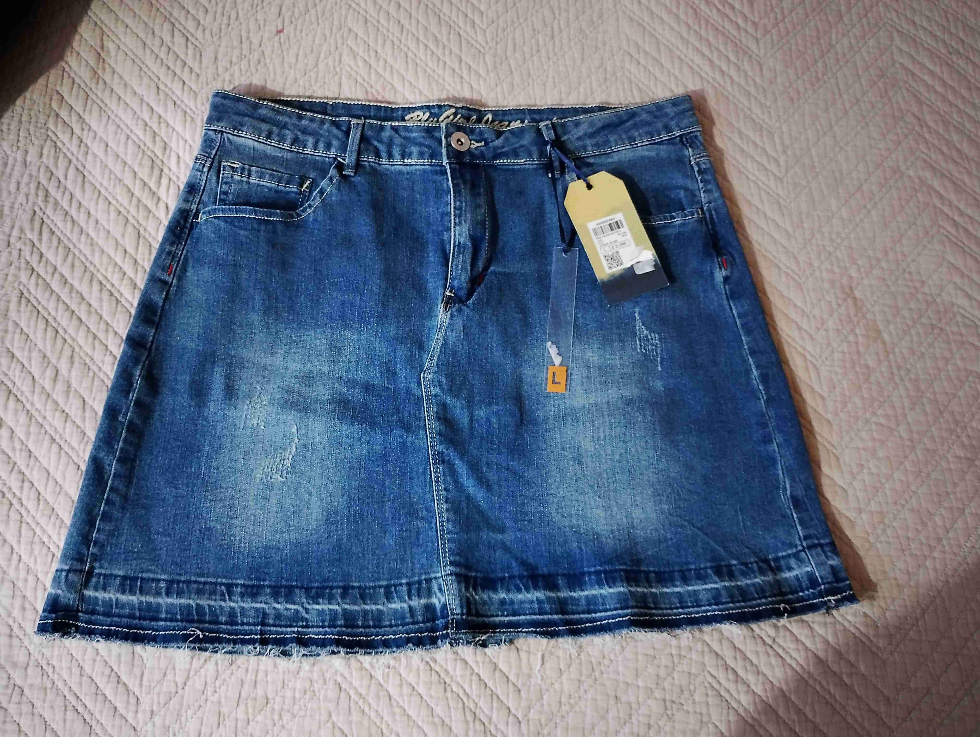 Falda denim azul con etiqueta