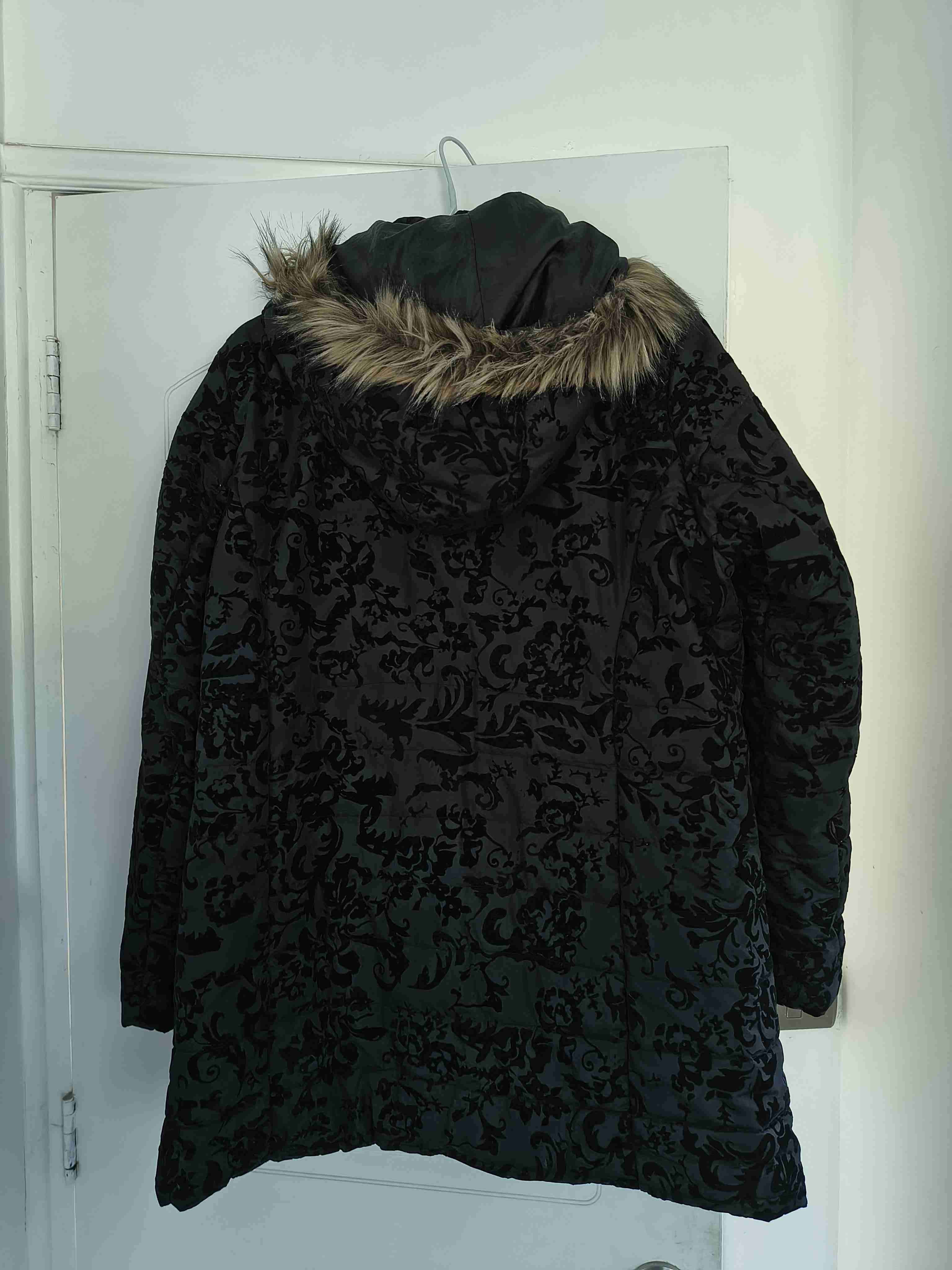 Abrigo negro con capucha y piel