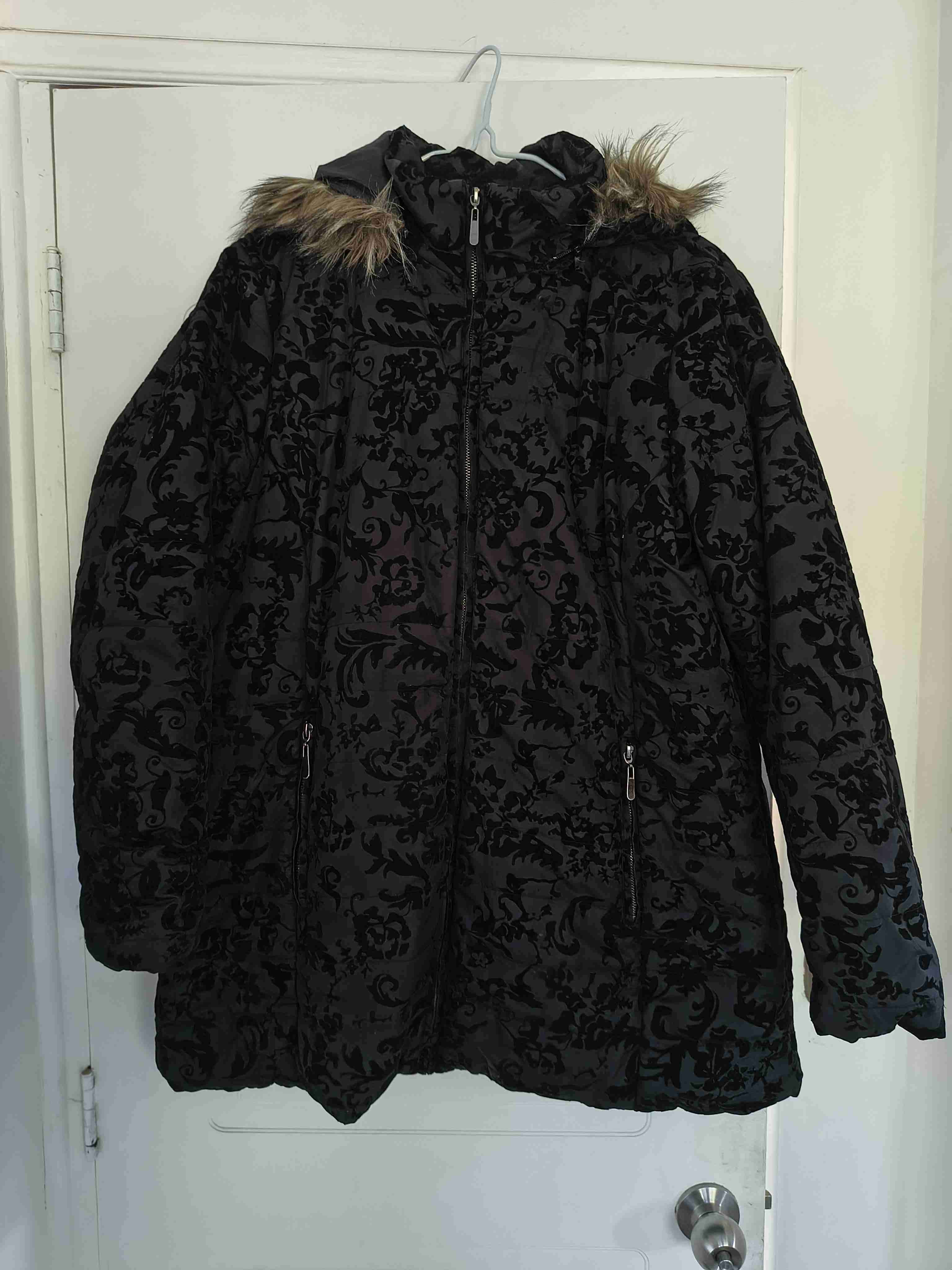 Abrigo negro con capucha y piel - miniatura 2