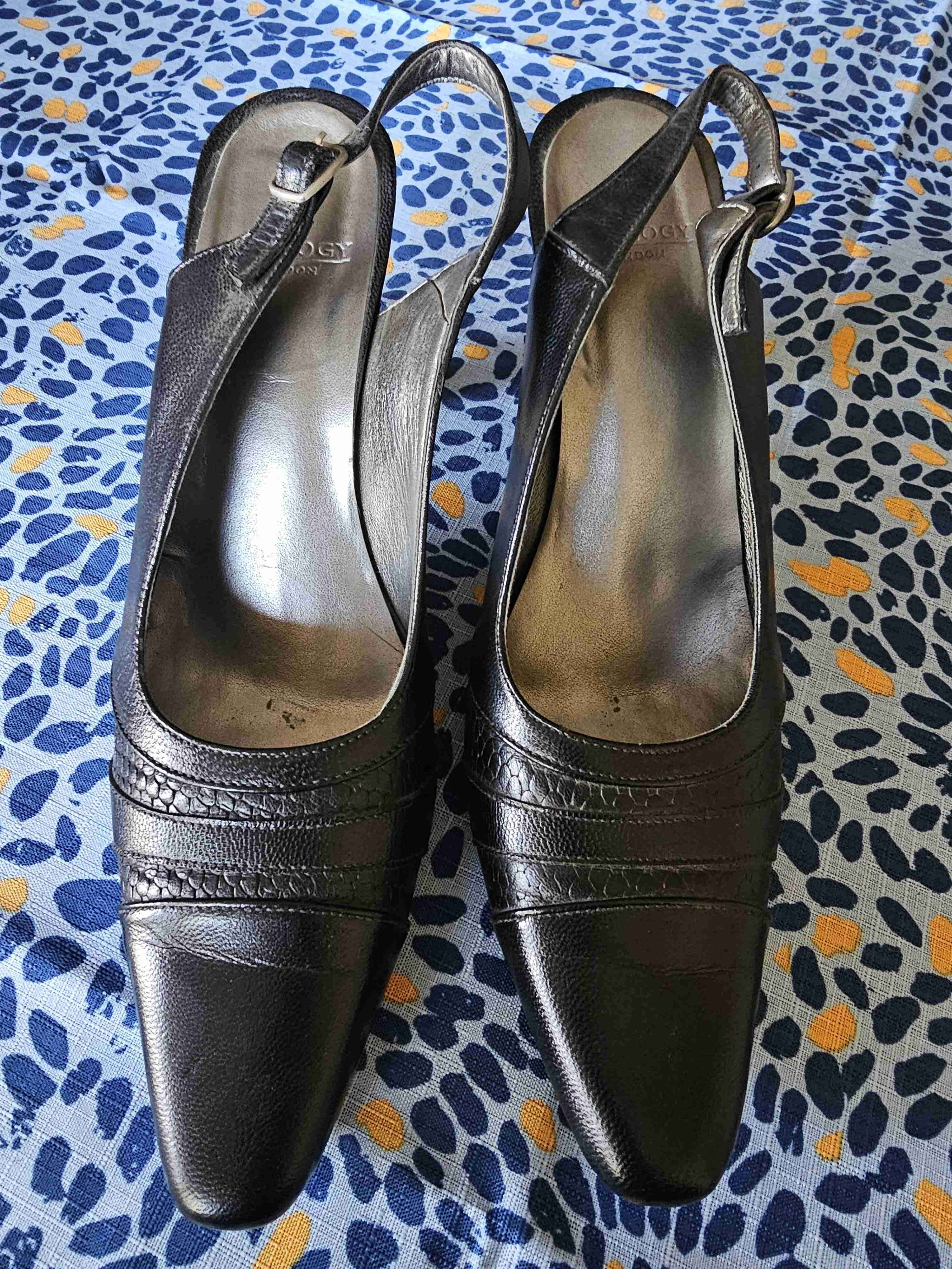 Zapatos de cuero negros elegantes