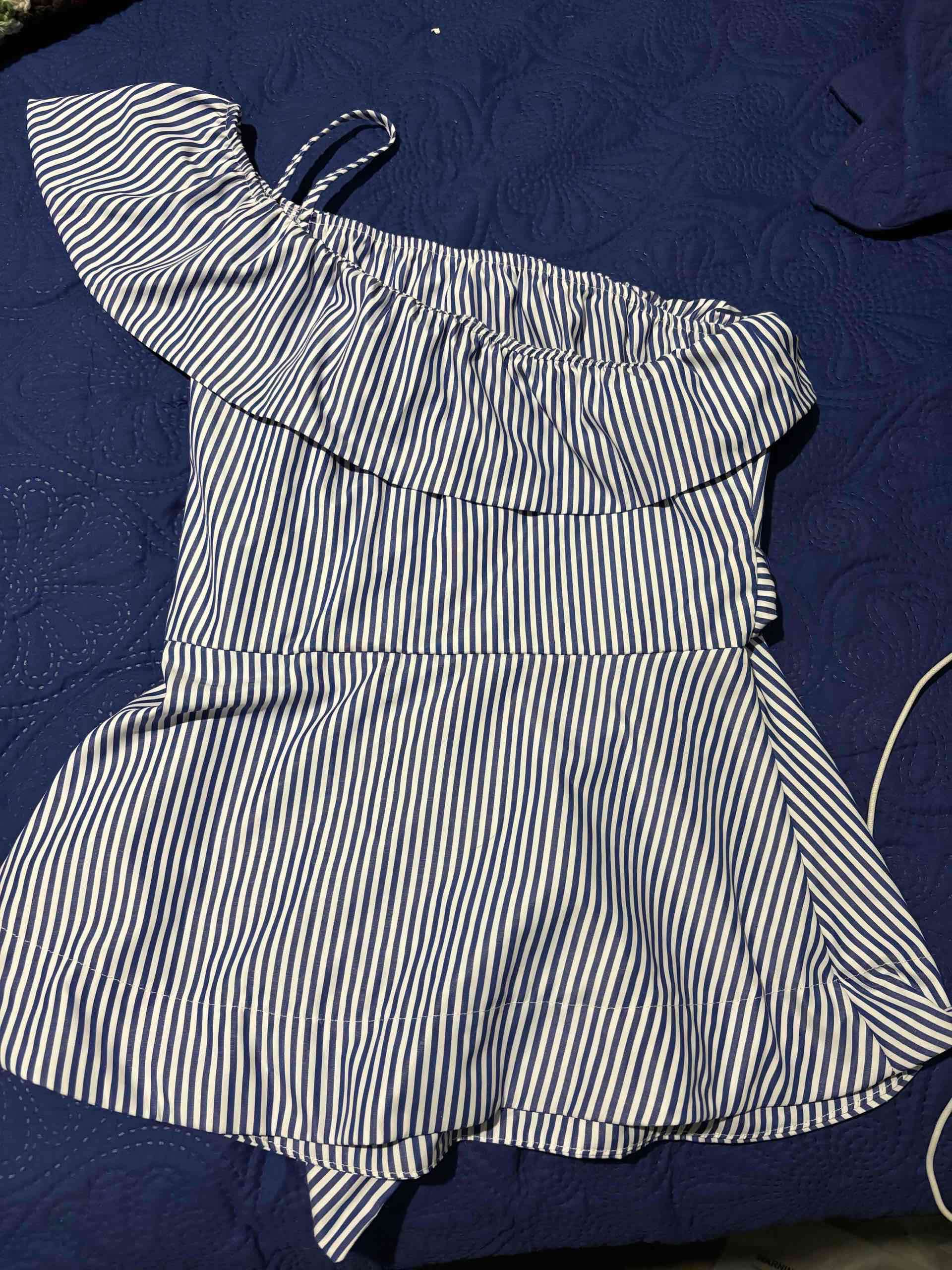 Blusa de rayas un solo hombro