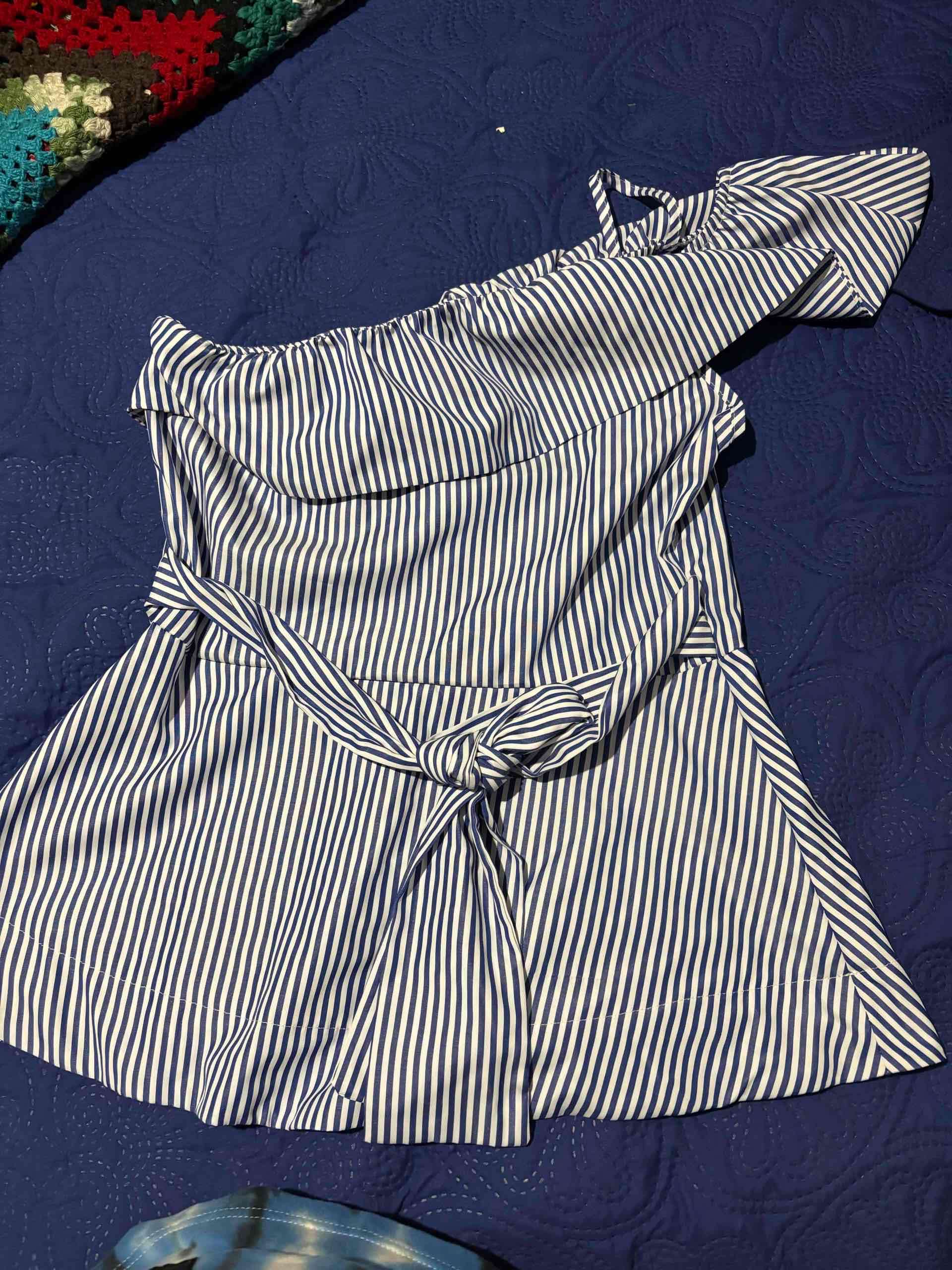 Blusa de rayas un solo hombro - miniatura 2