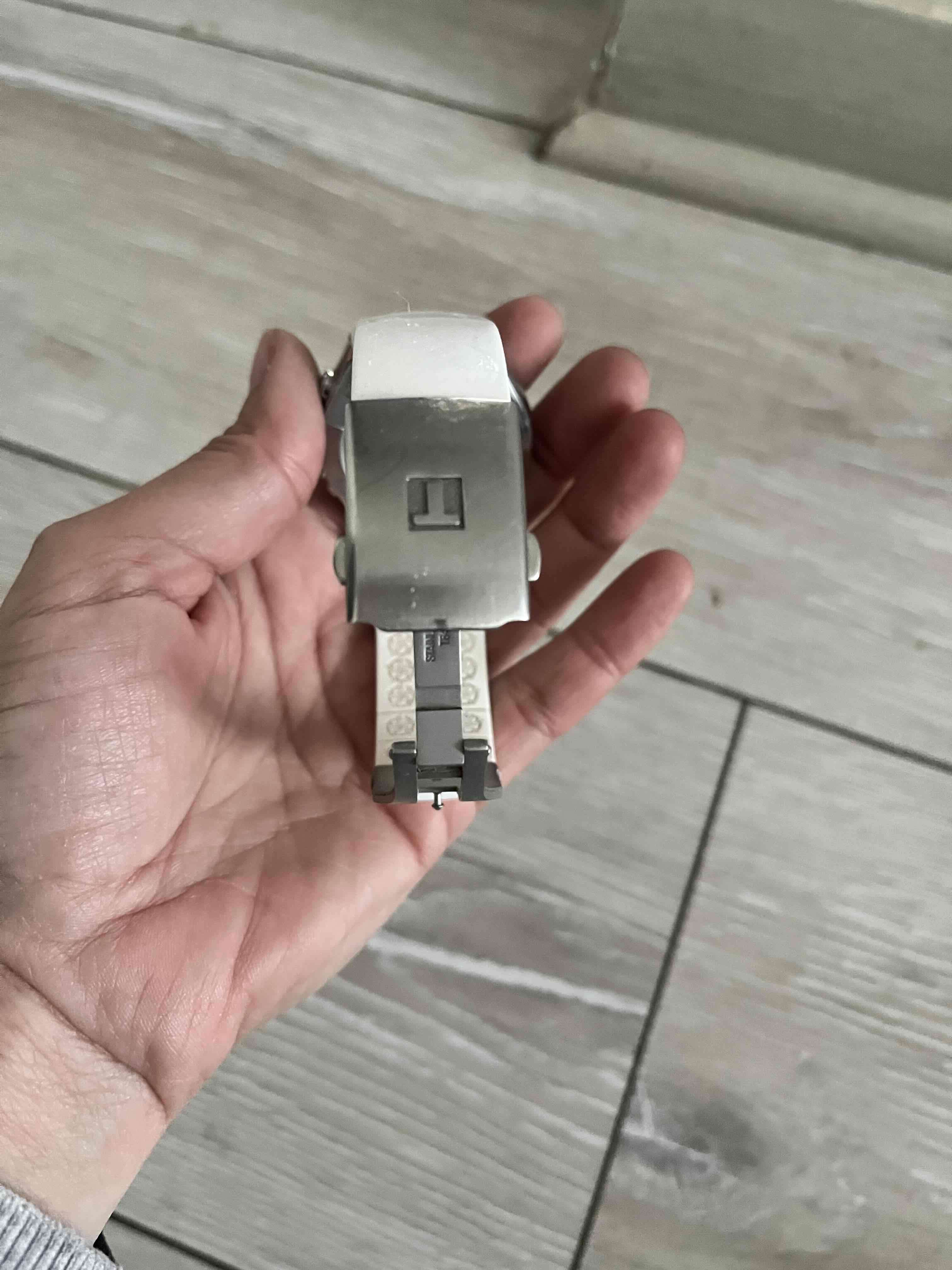 Reloj Tissot metálico con caja - miniatura 3