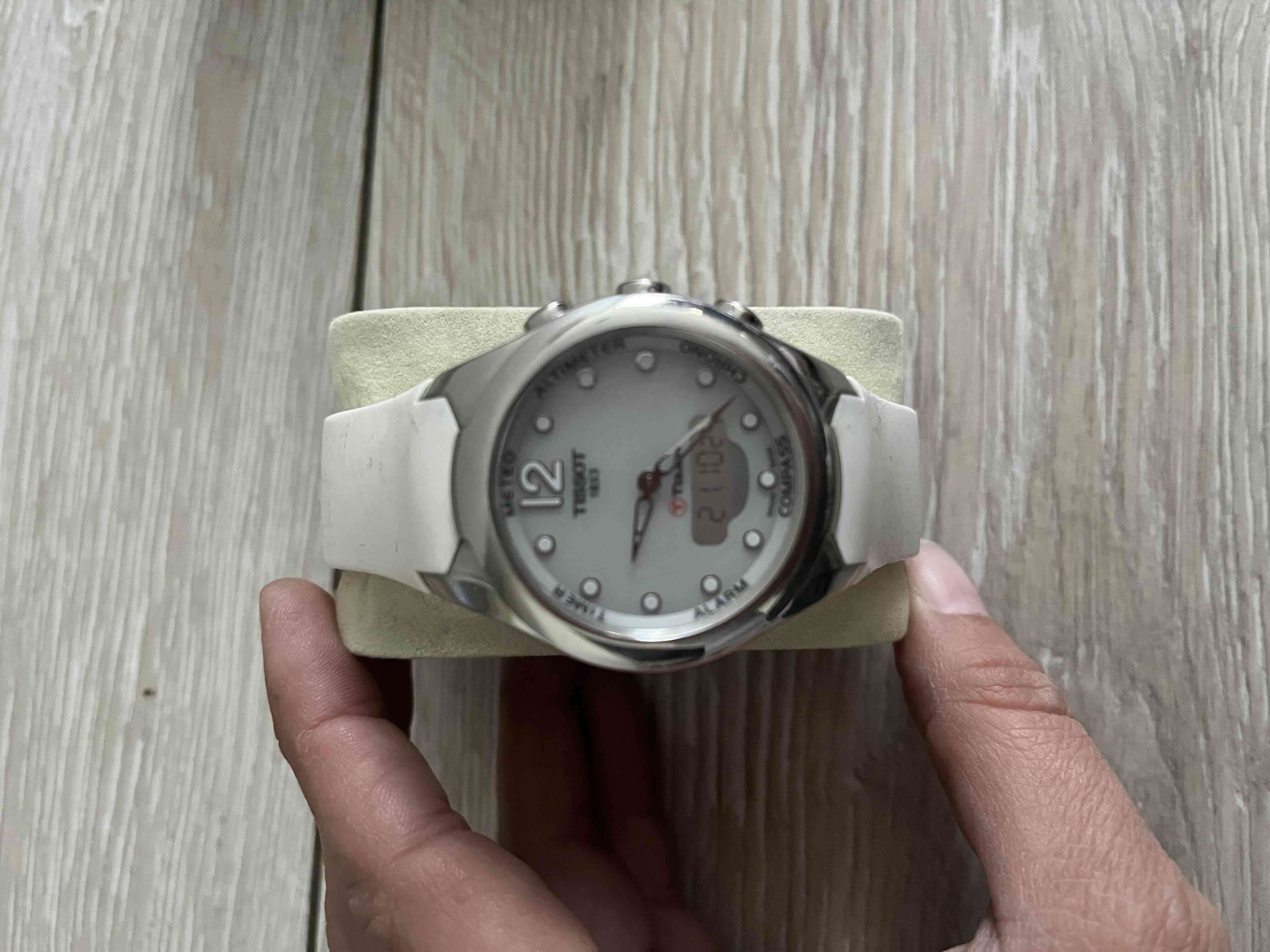 Reloj Tissot metálico con caja - miniatura 4