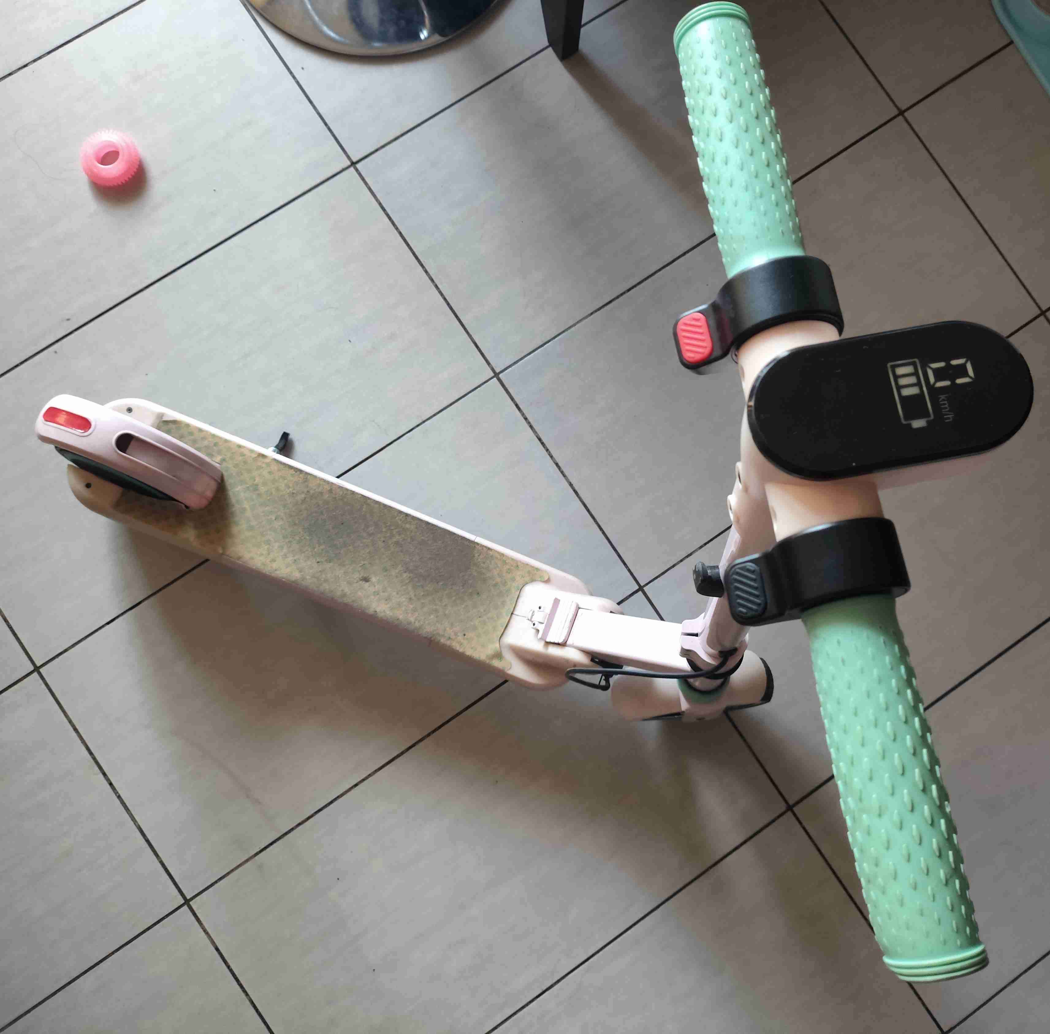 Scooter eléctrico blanco - miniatura 3