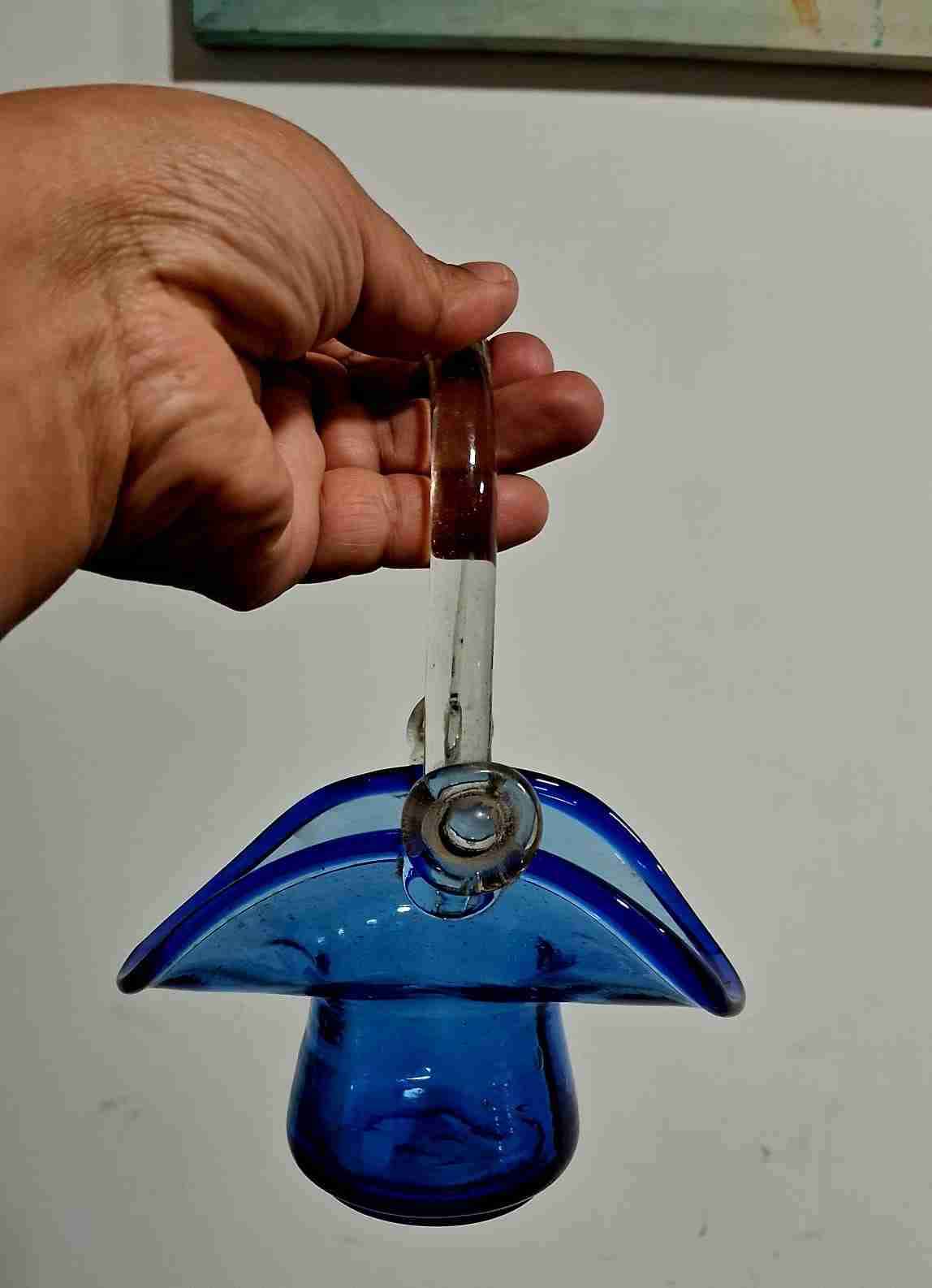 Canastita de vidrio azul