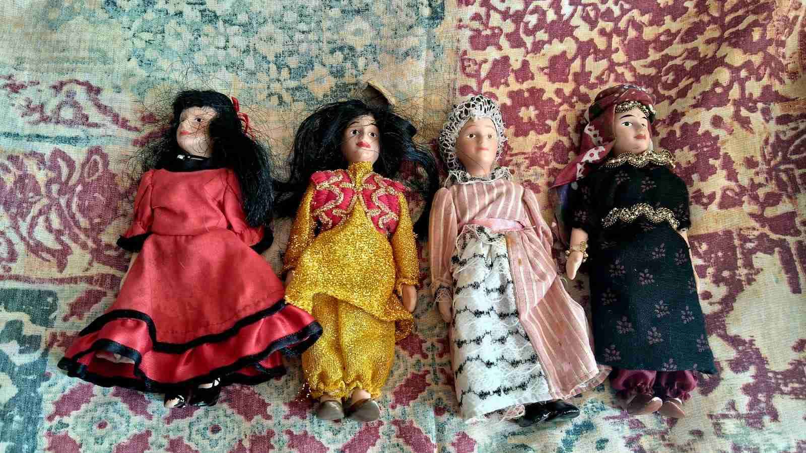Muñecas artesanales en trajes típicos