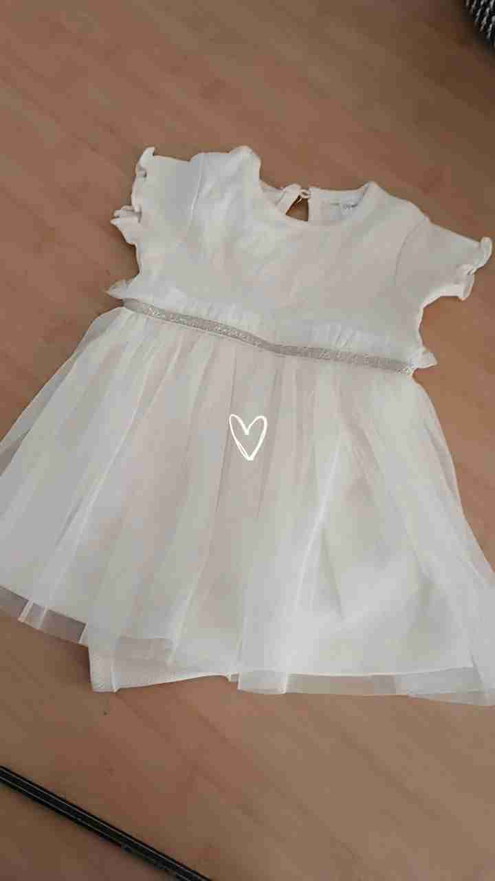 Vestido blanco de niña elegante