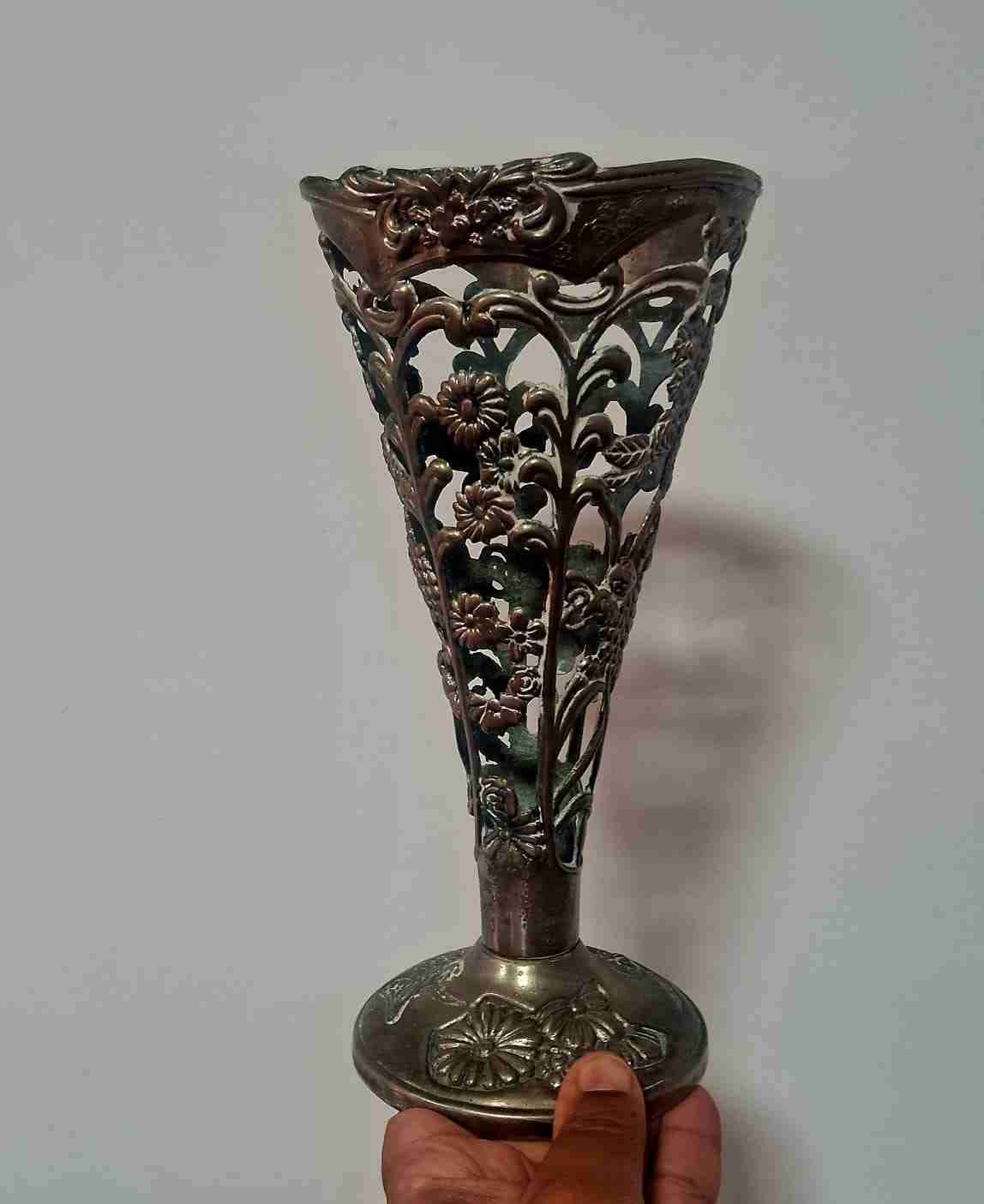 Florero antiguo metálico