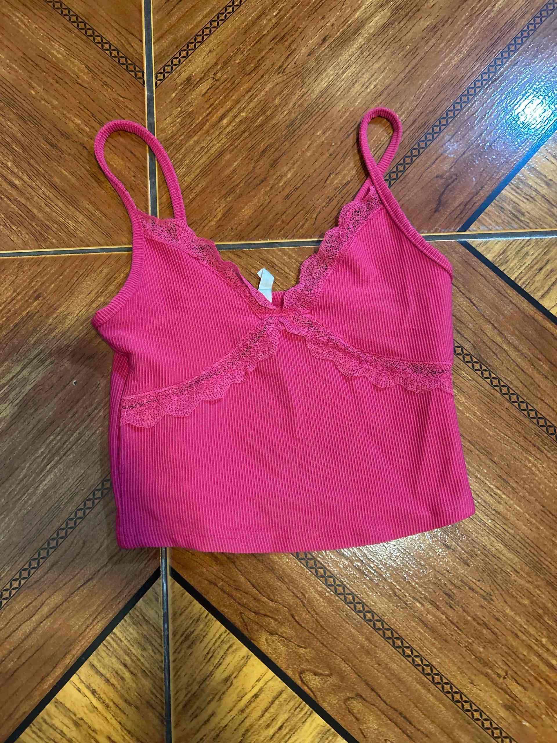 Camiseta corta rosa con encaje