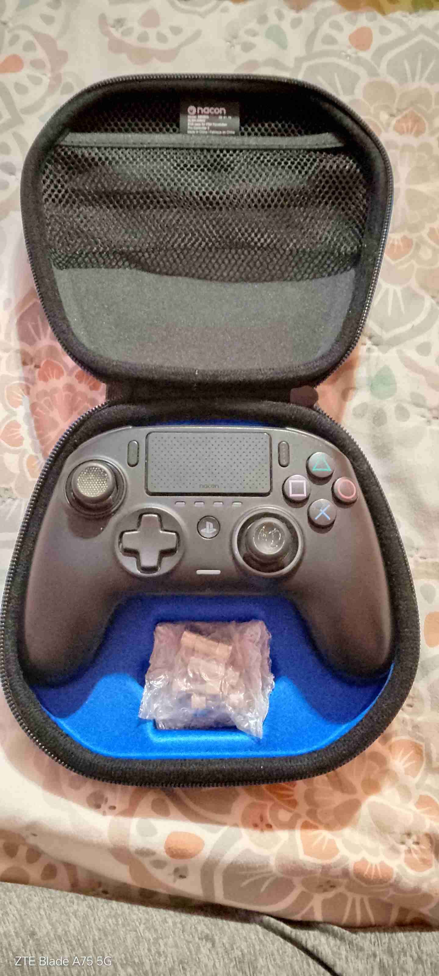 Joystick Nacon con estuche