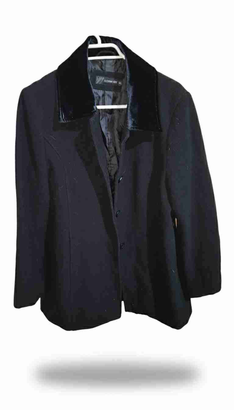 Abrigo negro con solapa de terciopelo