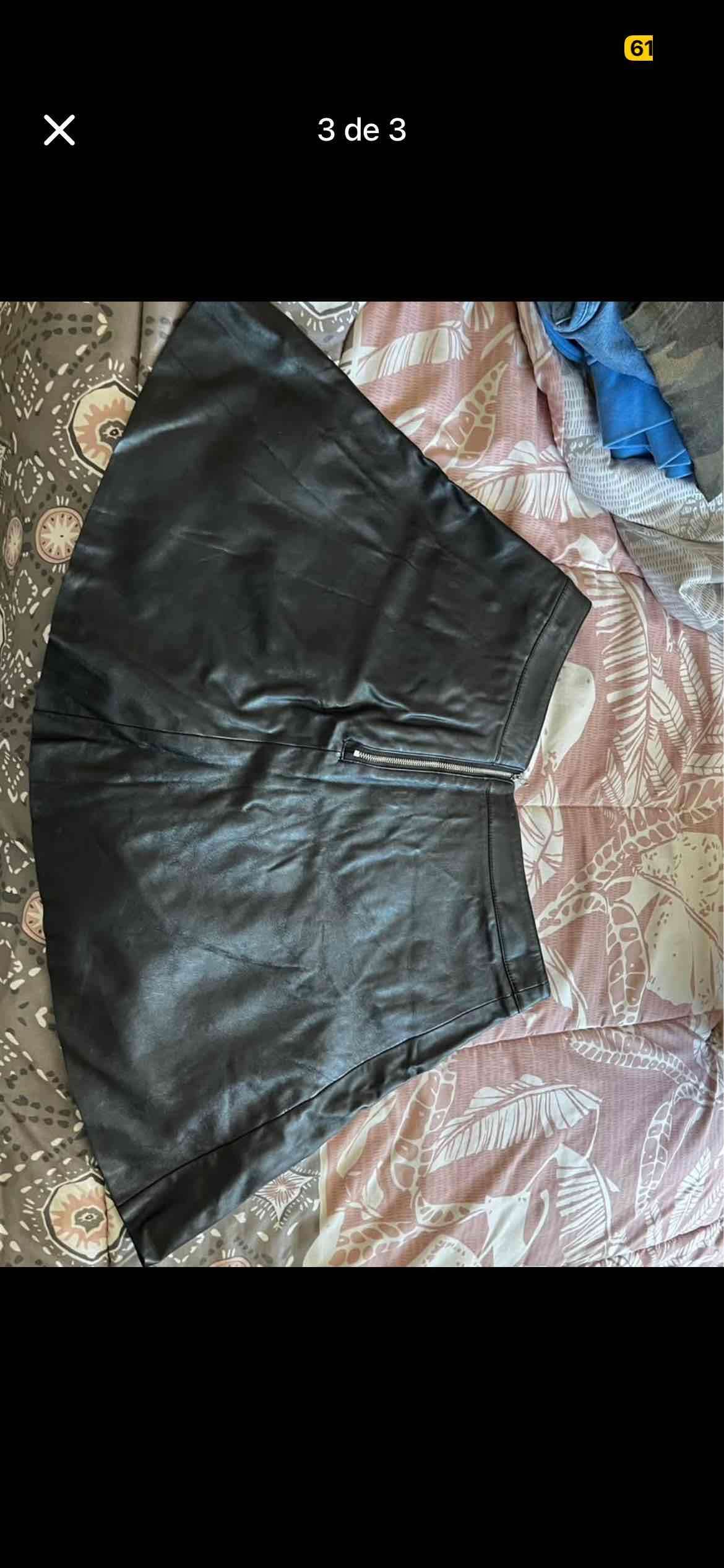 Falda negra estilo cuero - miniatura 3