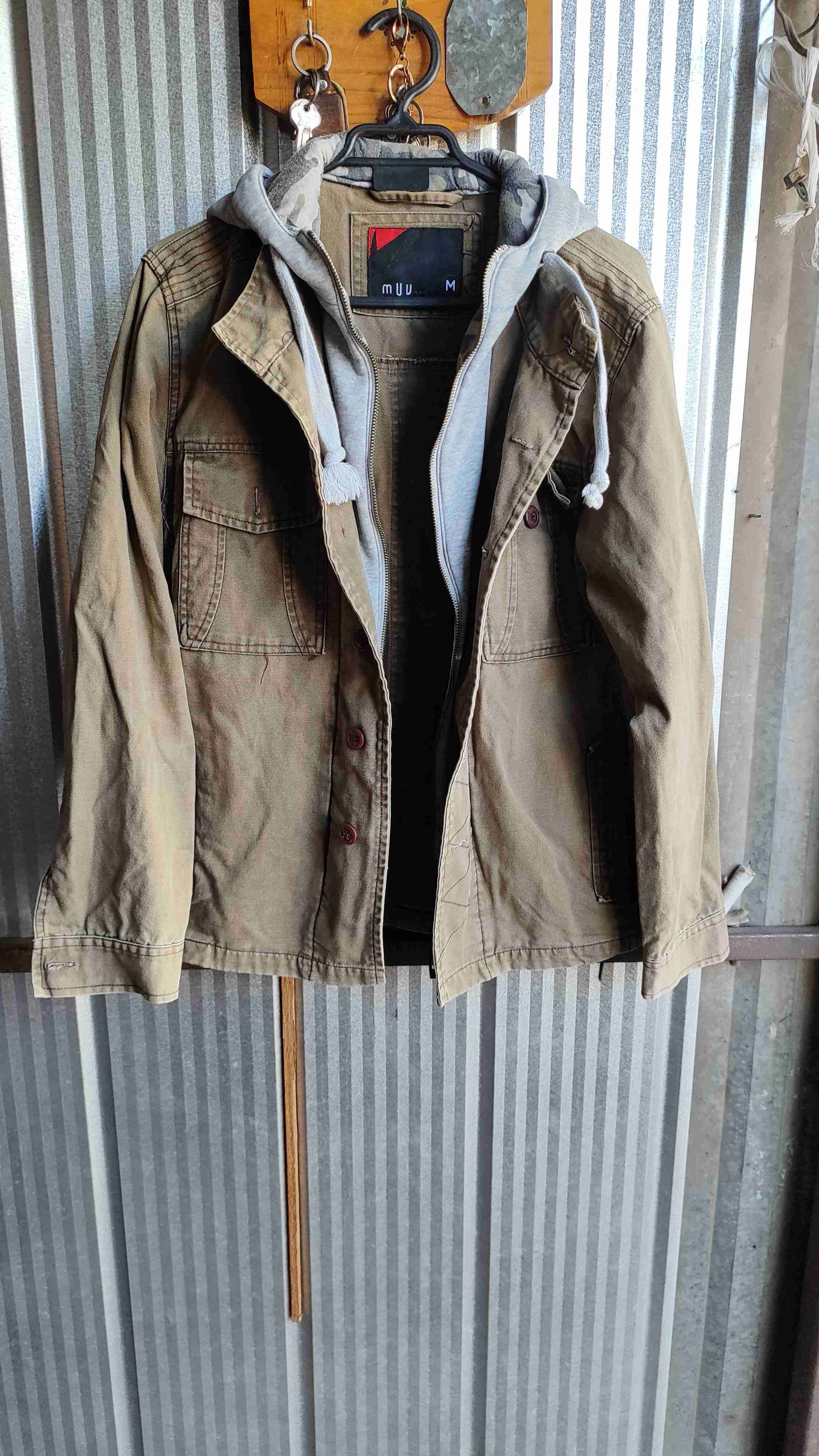 Chaqueta marrón con capucha