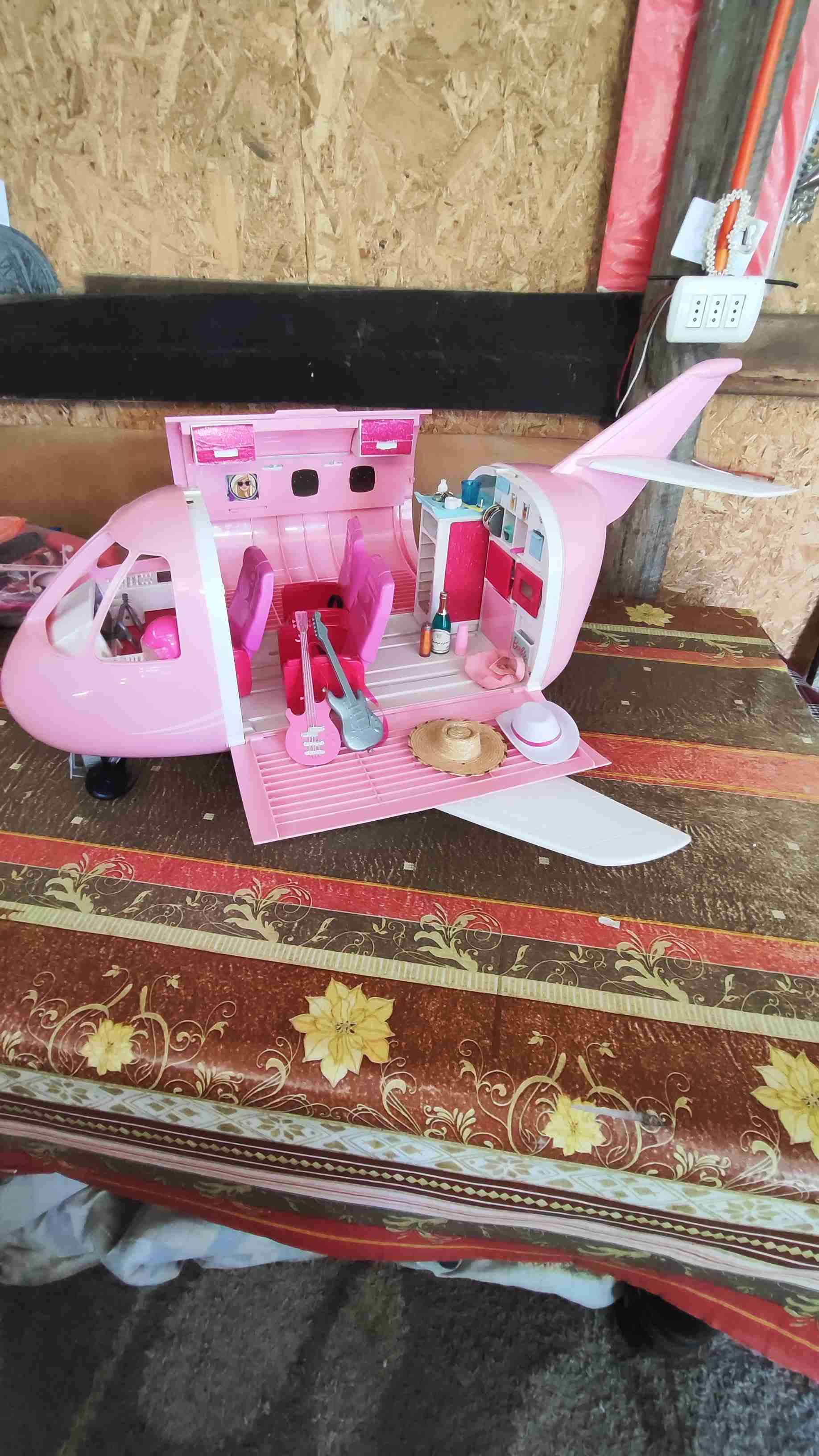 Avión de juguete rosa