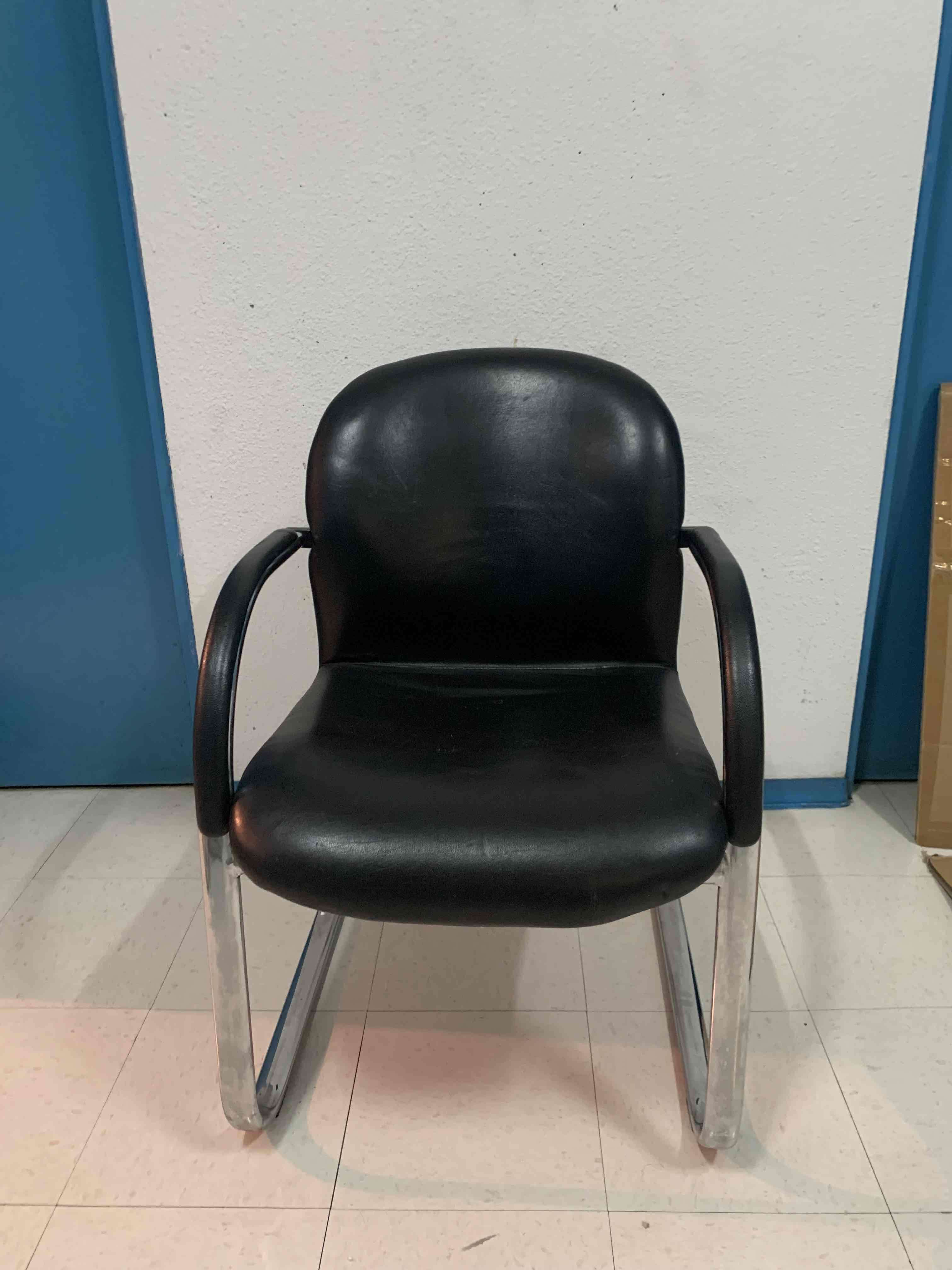 Silla de cuero negra con estructura metálica - 2